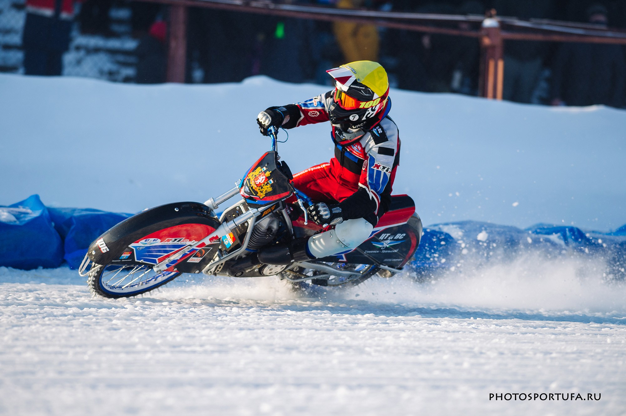 Мотогонку на льду. Спортивный фотограф в Уфе Евгений Буров