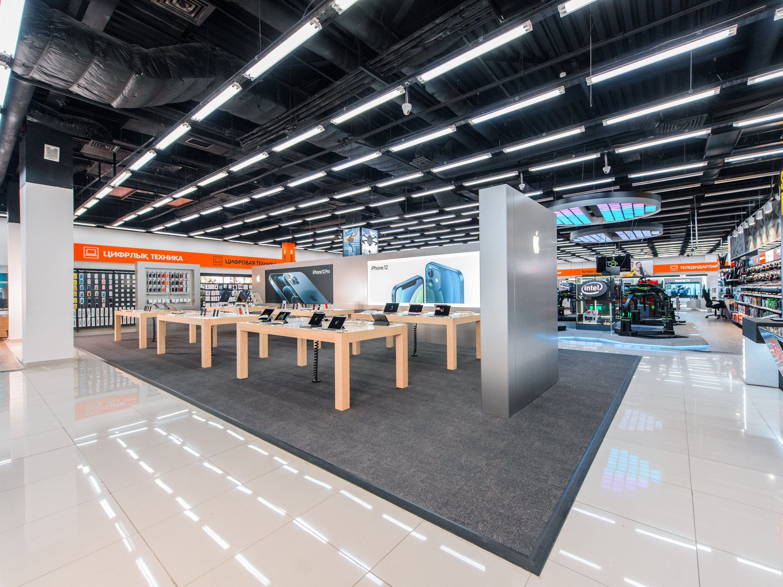 Витрины с техникой Apple. Интерьерный и репортажный фотограф в Алматы