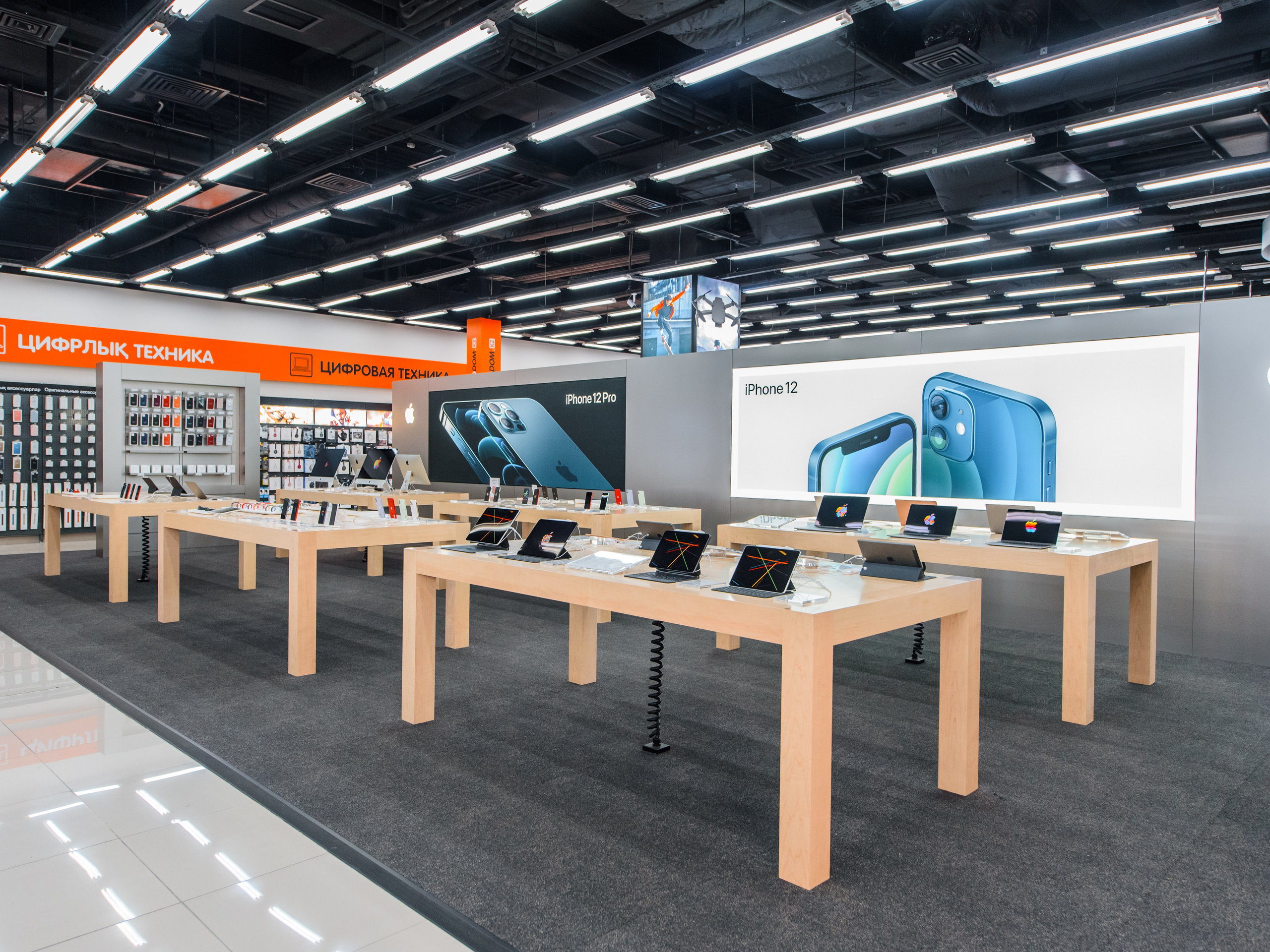 Витрины с техникой Apple. Интерьерный и репортажный фотограф в Алматы