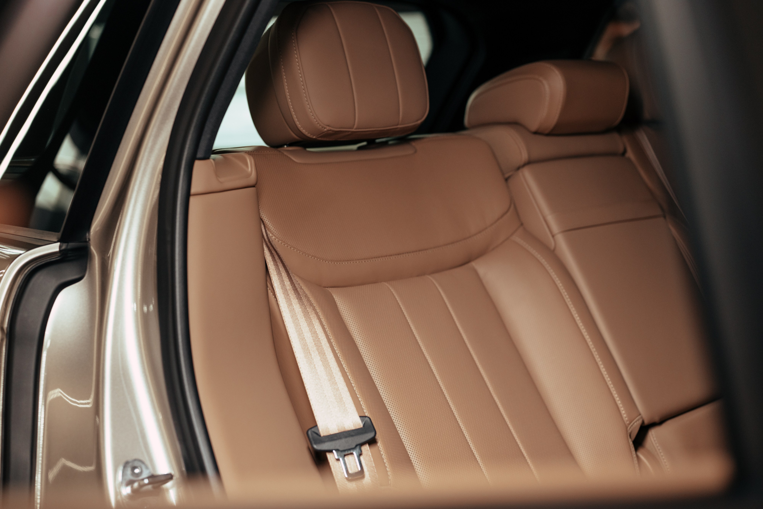 Range Rover gold on sand. DeLorein