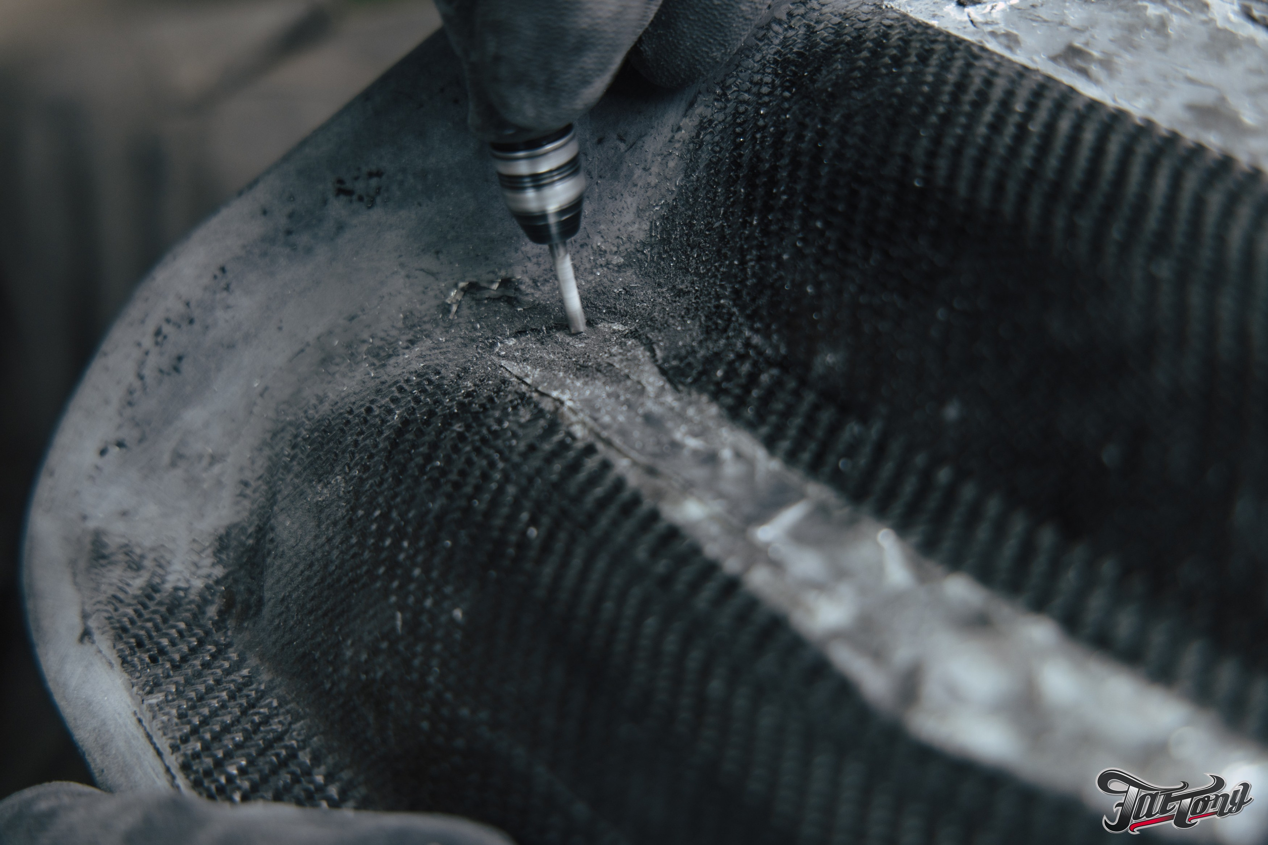 Ram TRX ламинация карбоном внешних элементов кузова, салона и установка распорки. DeLorein