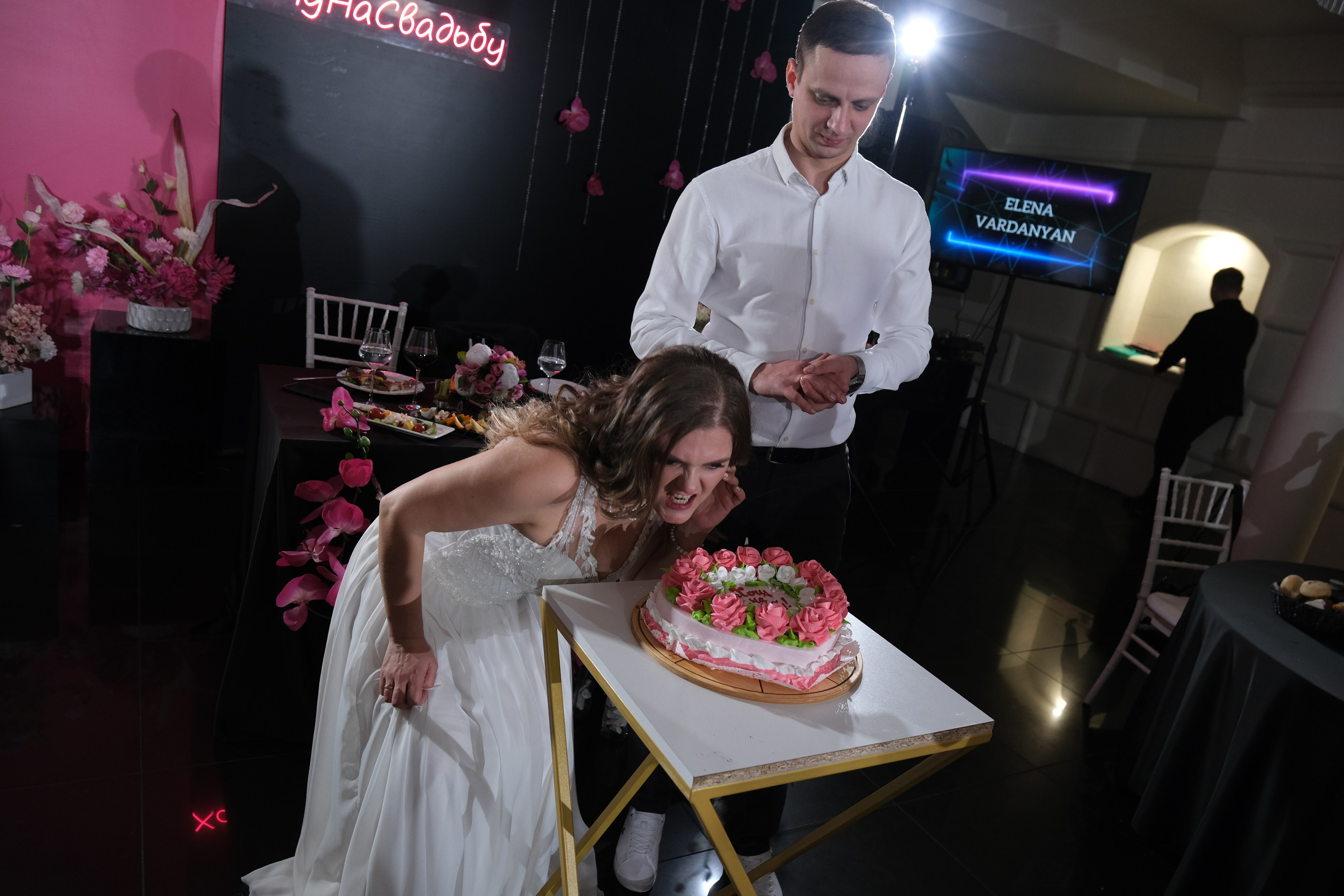 торт на свадьбу свадебный торт невеста ест торт хочу на свадьбу