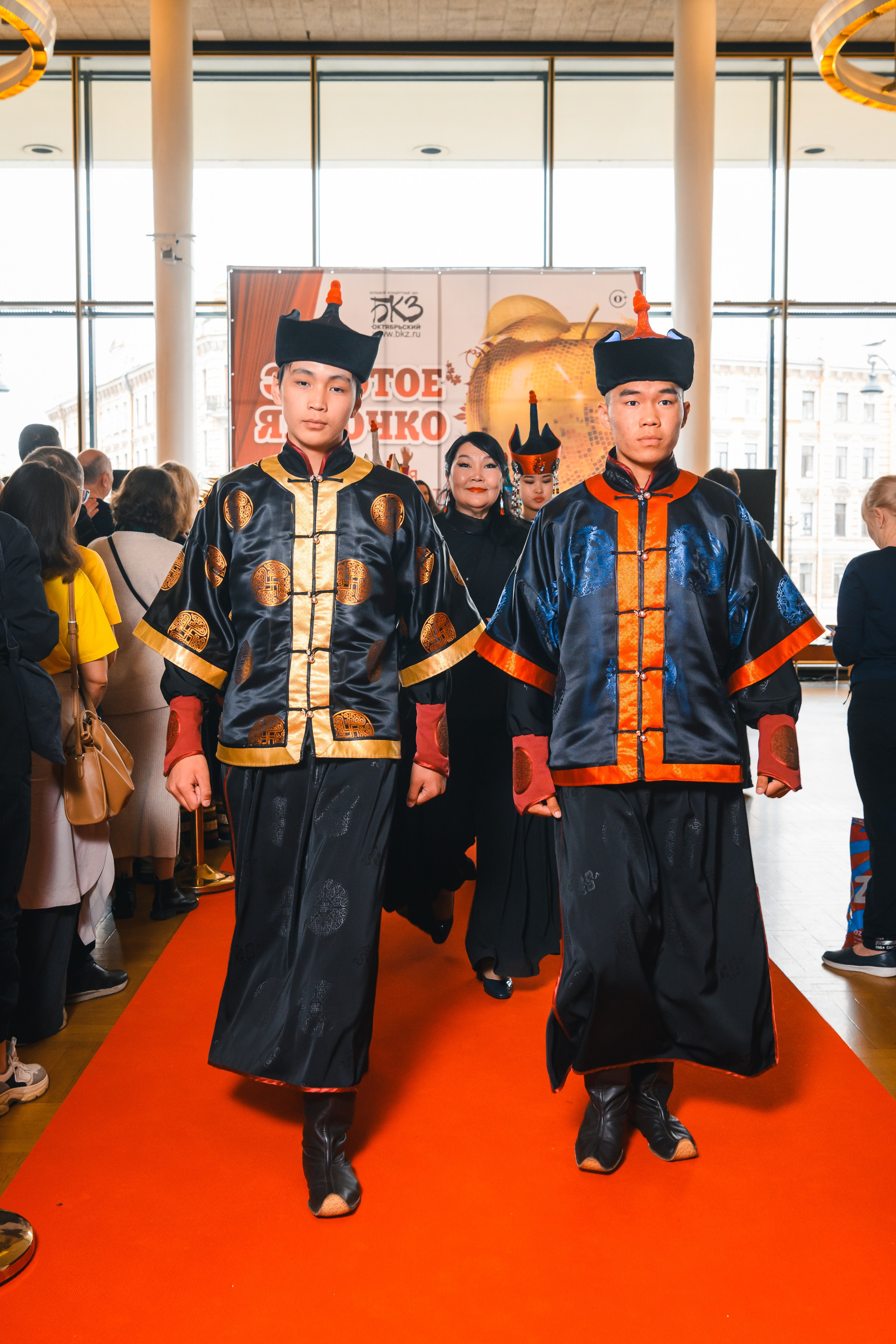 23 апреля, красная дорожка, БКЗ Октябрьский, г. Санкт-Петербург. Золотое яблочко