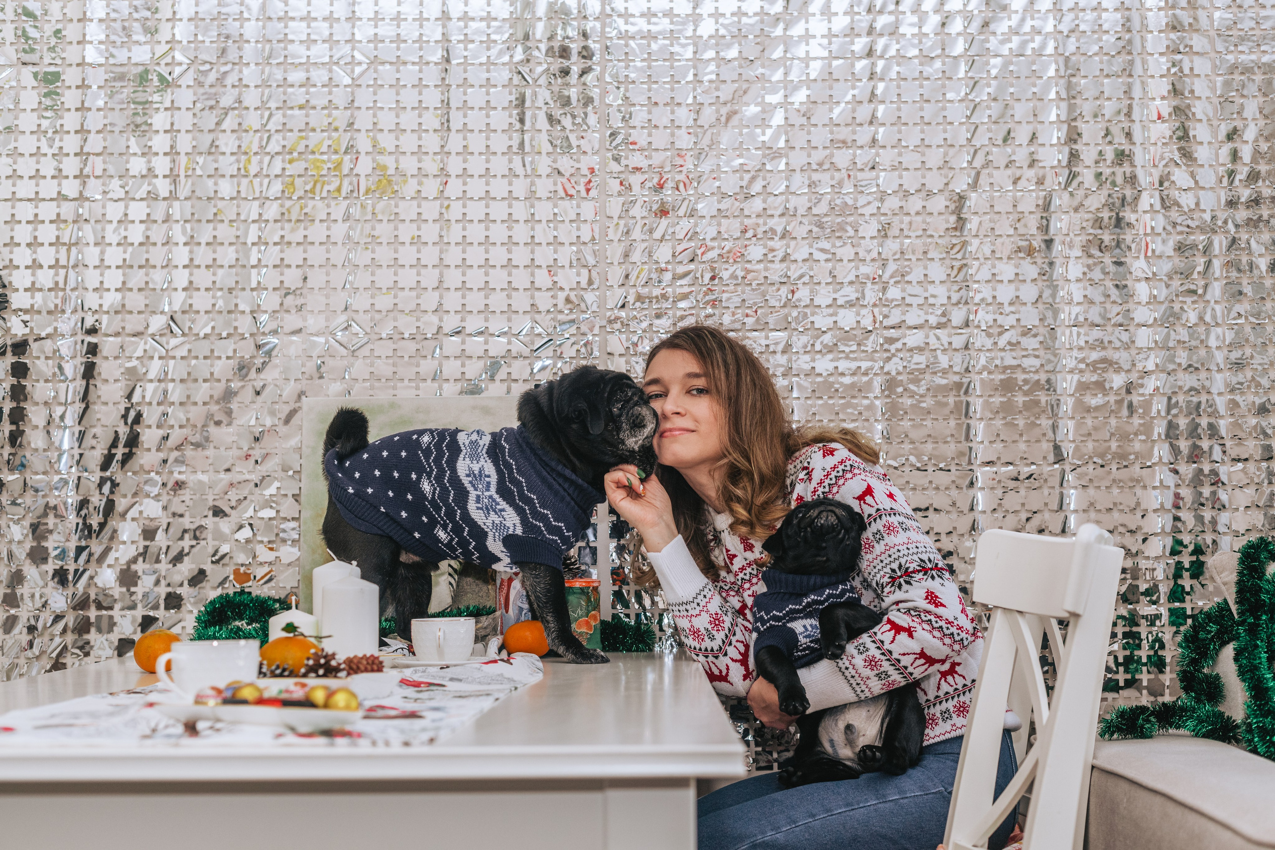 Домашняя фотосессия Оли и двух ее мопсов. Фотограф-анималист Татьяна Степанова