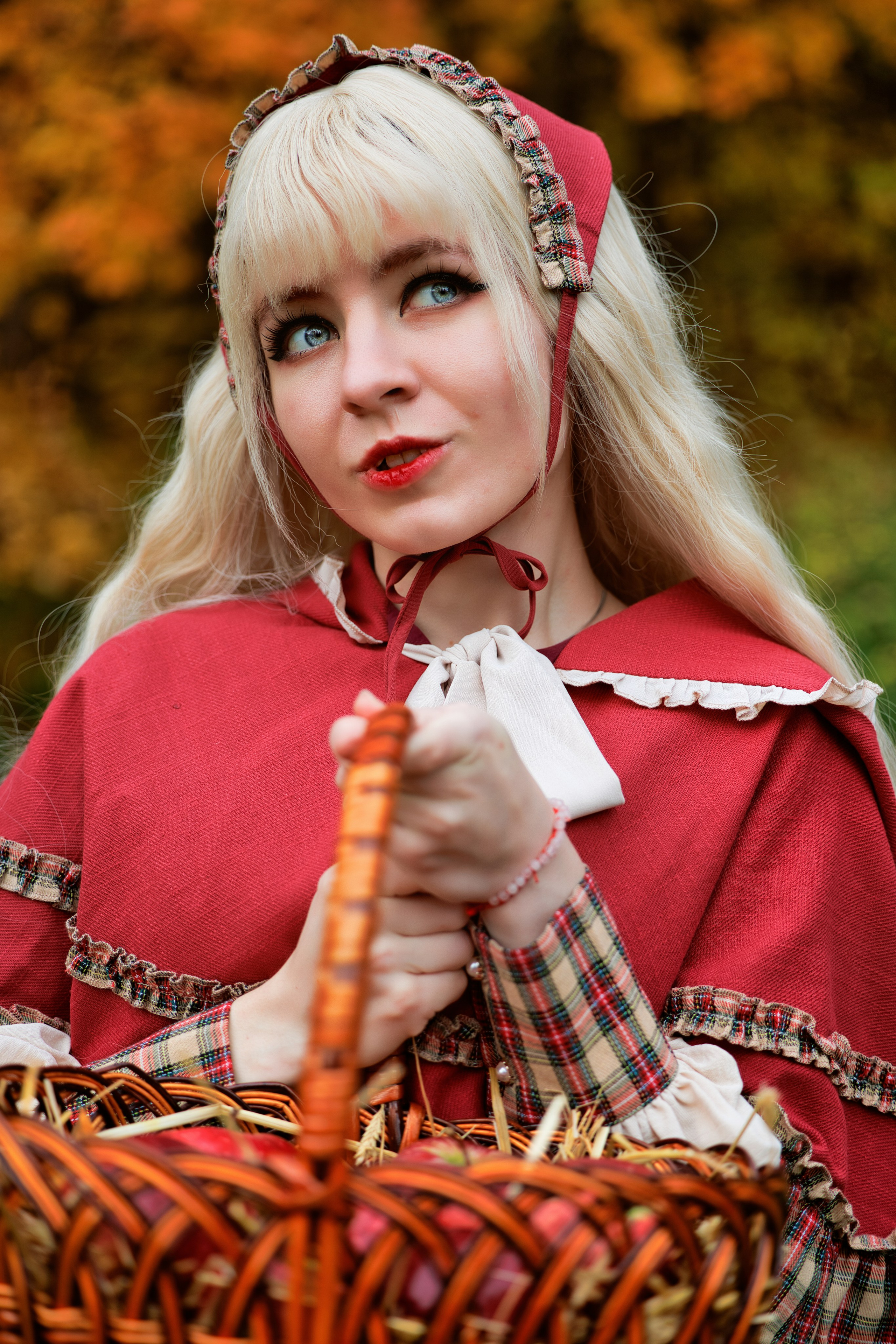 Фотосессия в костюме красной шапочки в лесу