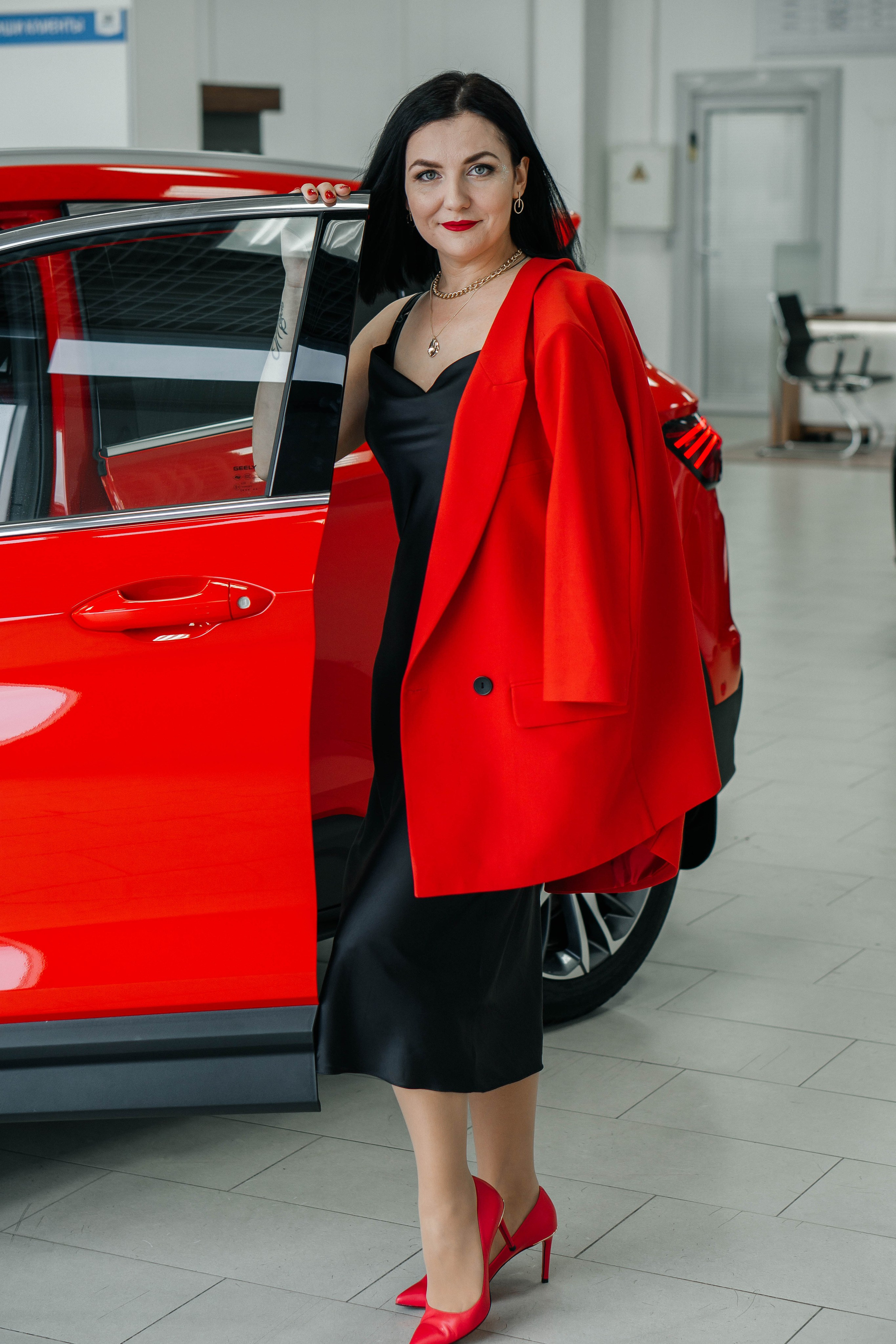 В автосалоне. Получение ключей от автомобиля. Женский, семейный и детский фотограф в Тюмени Диана Осипова