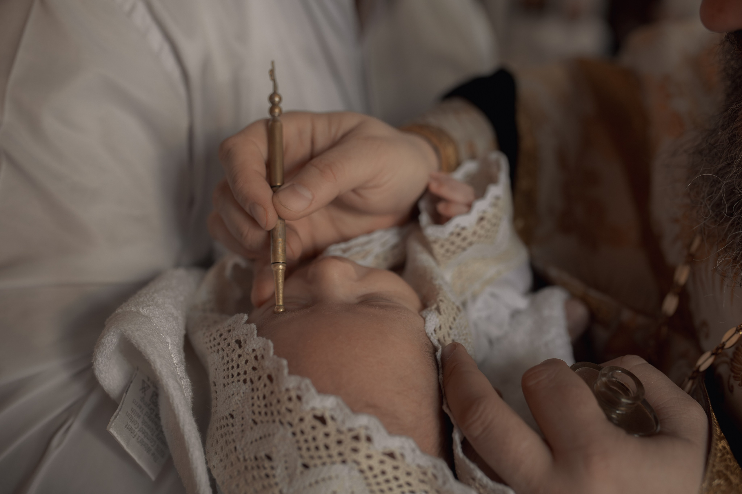 Священник совершает таинство Миропомазания в Успенском кафедральном соборе Ташкента