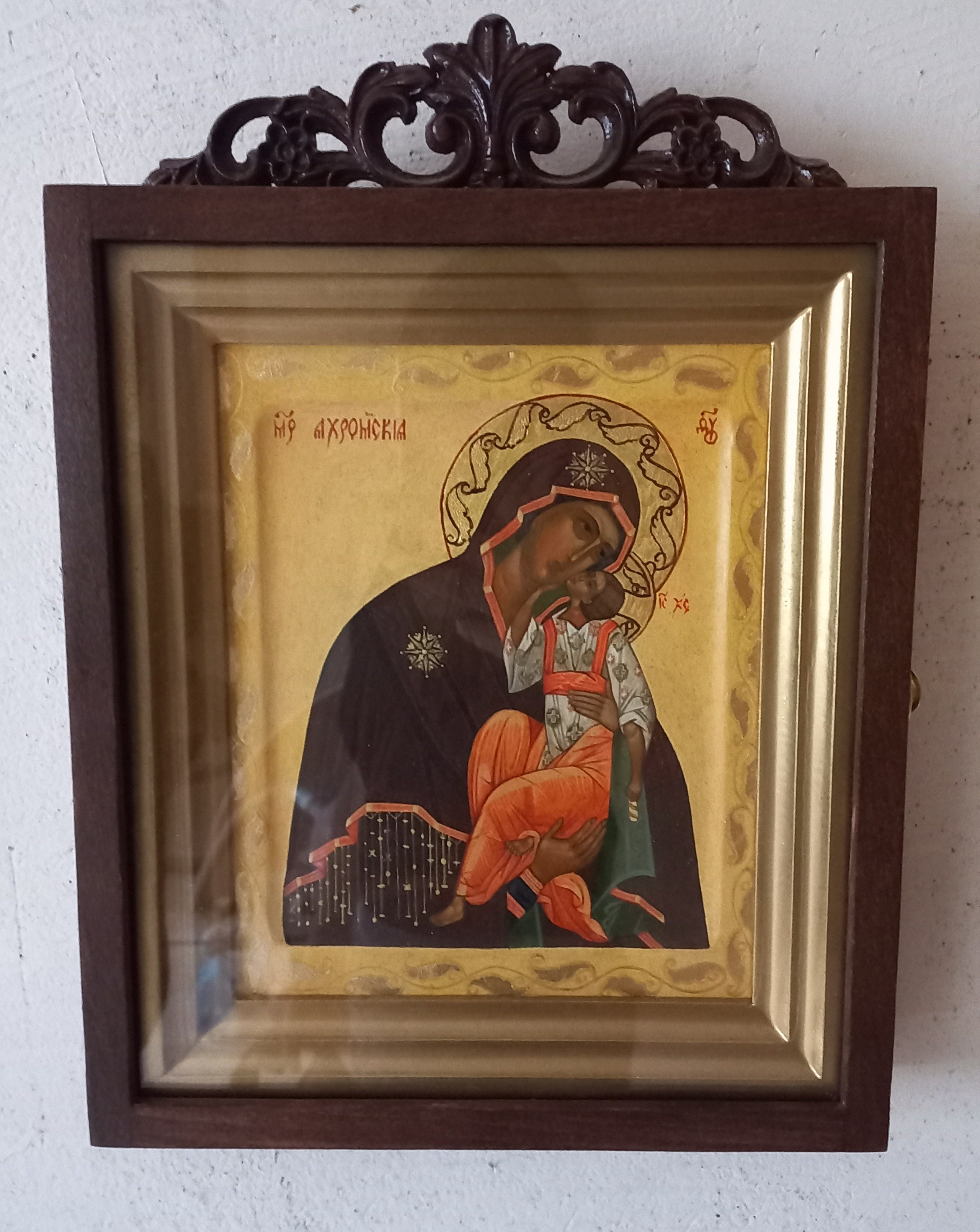 Икона Яхромская, рукописная в деревянном киоте с резьбой по дереву. 