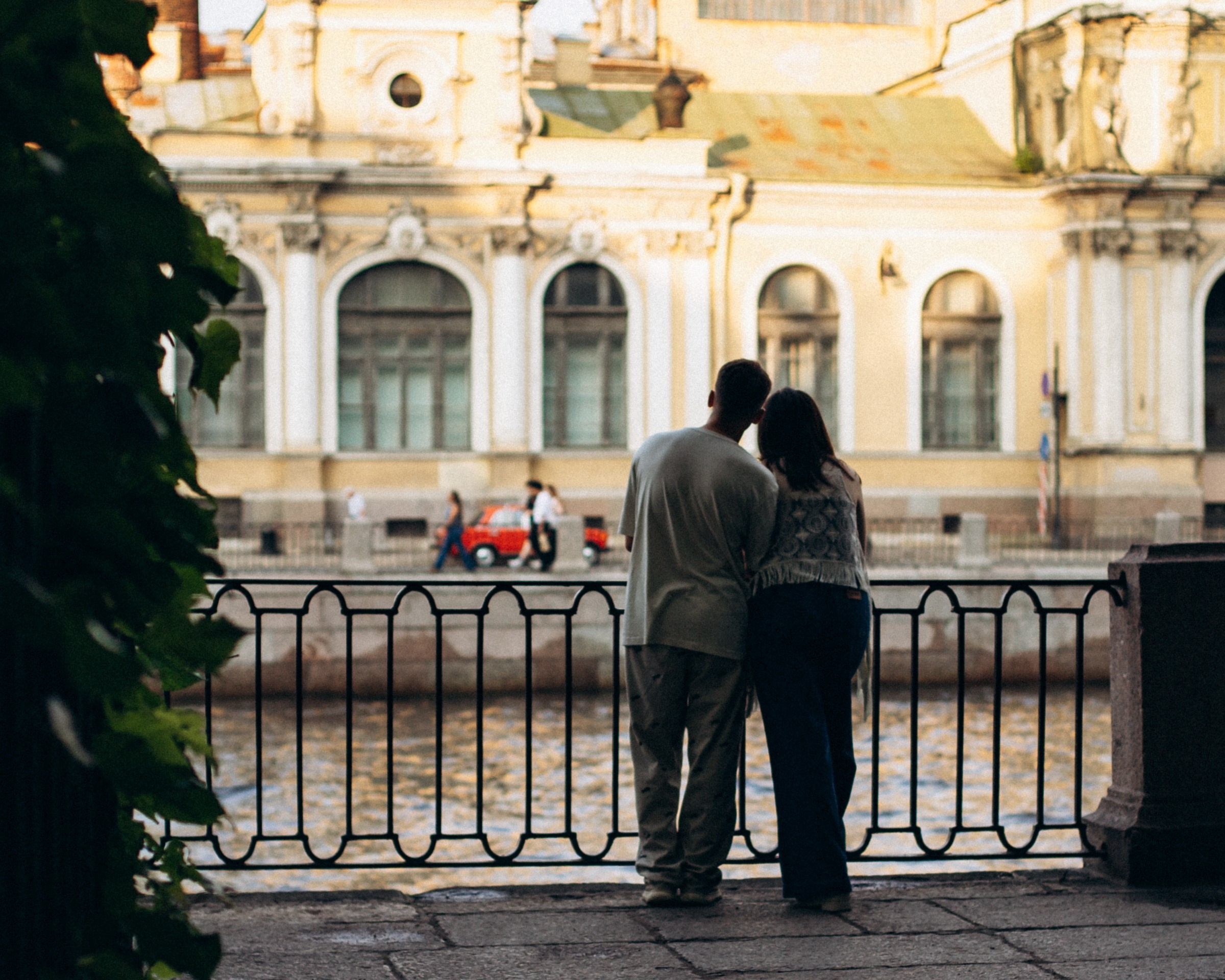 Валерия с супругом в июле. Фотопрогулка в Петербурге. Индивидуальный и семейный фотограф в Санкт-Петербурге