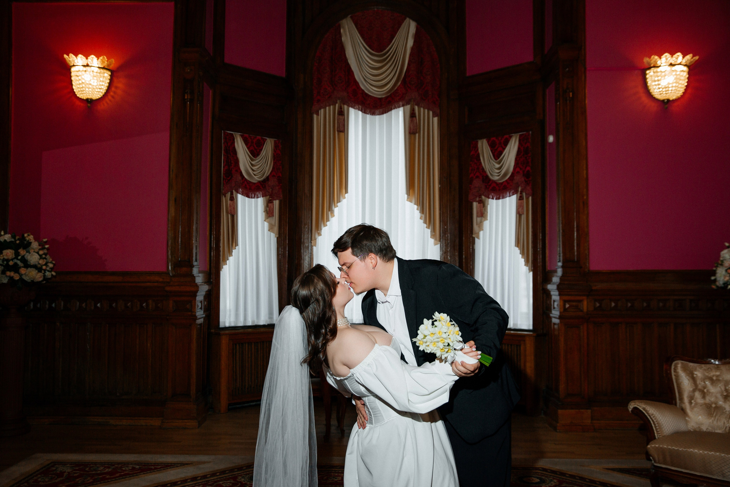 Съемка в отеле и регистрация прохладным майским днем. Свадебный фотограф в Санкт-Петербурге Вика Стукачева