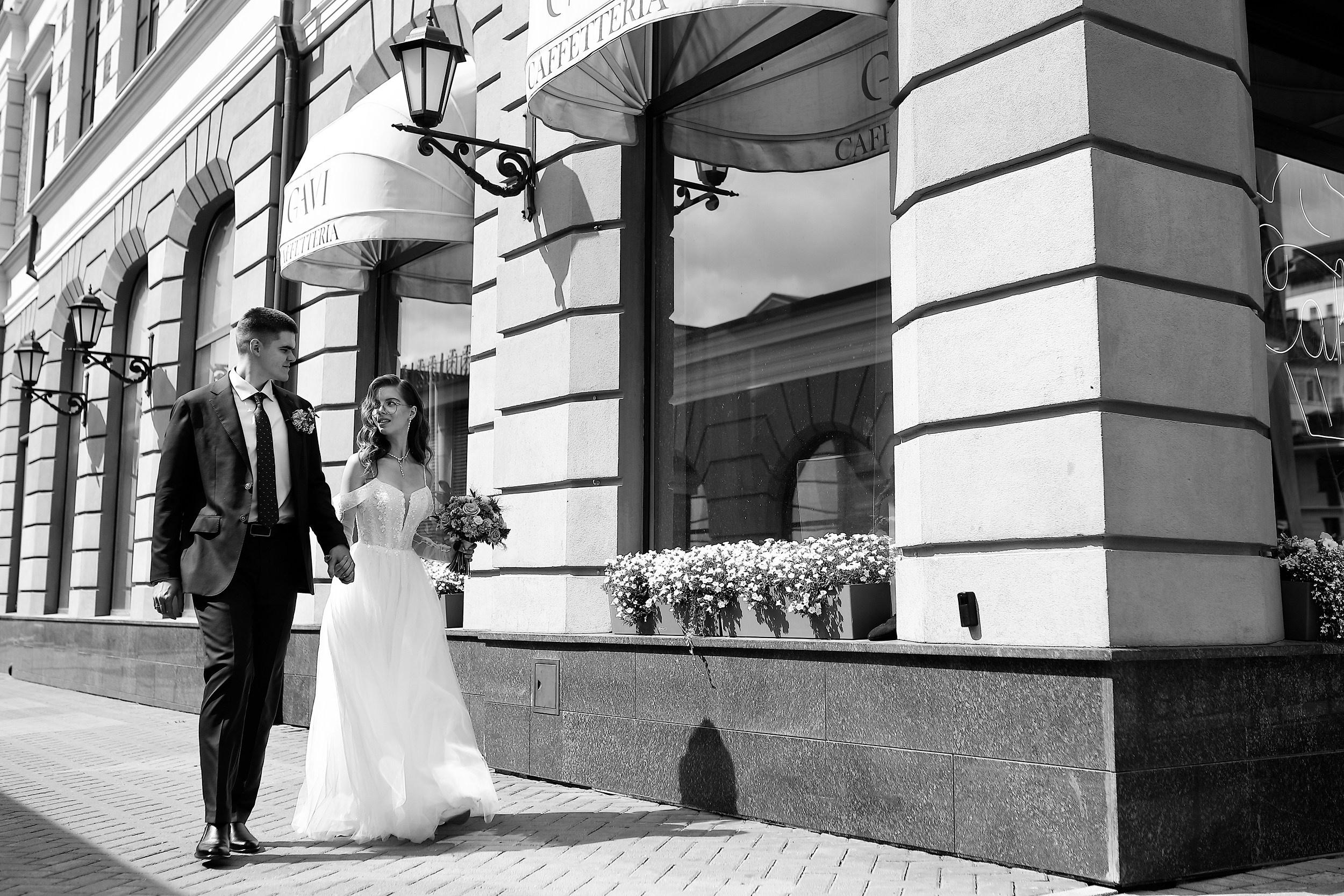 фотосессия жениха и невесты в центре Екатеринбурга возле здания на улице Горького