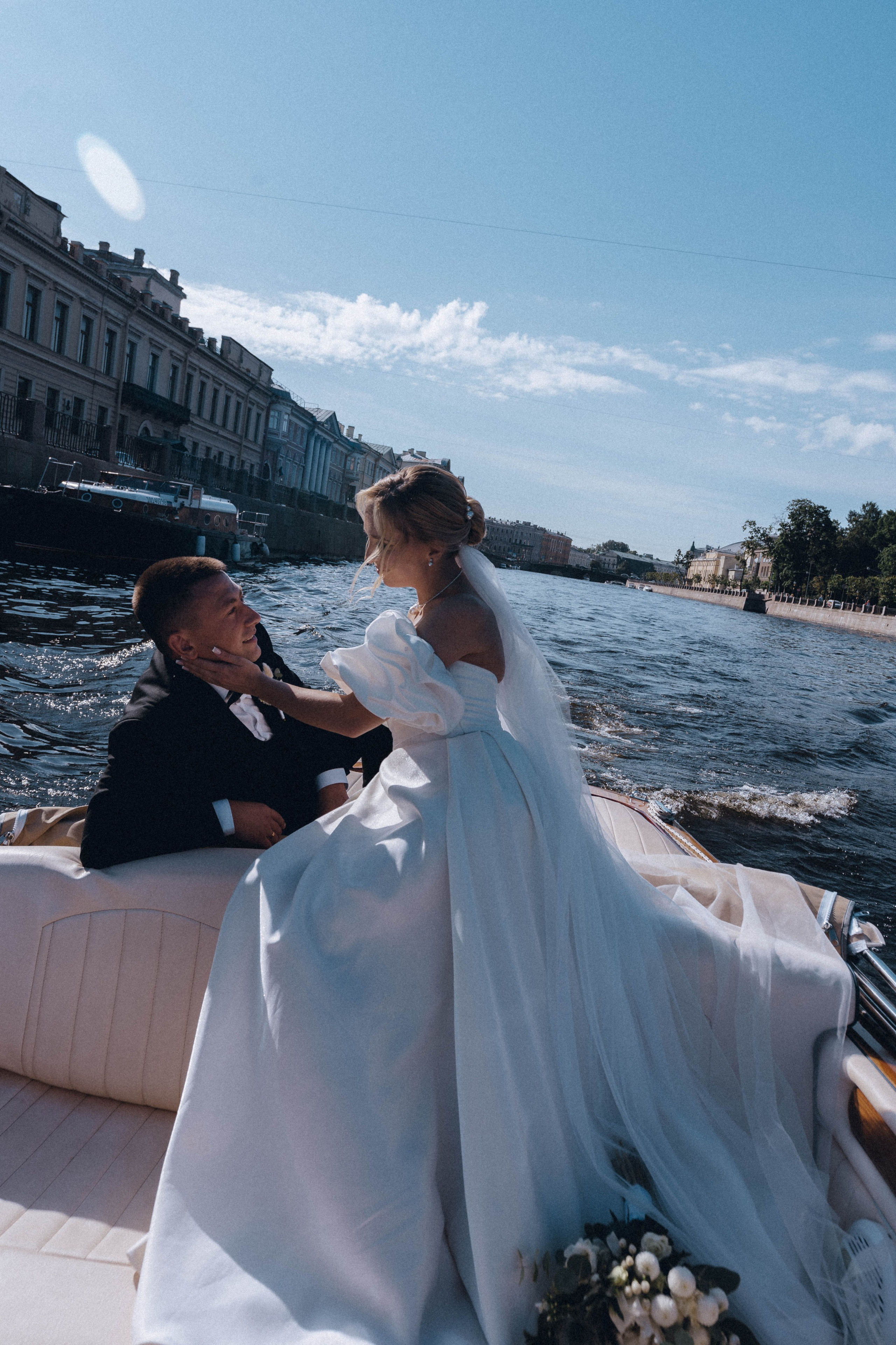 СВАДЕНБНАЯ СЬЕМКА НА КАТЕРЕ ПО КАНАЛАМ САНКТ-ПЕТЕРБУРГА И В АКВАТОРИИ НЕВЫ. Профессиональный фотограф, Санкт-Петербург — Виктория Богомолова