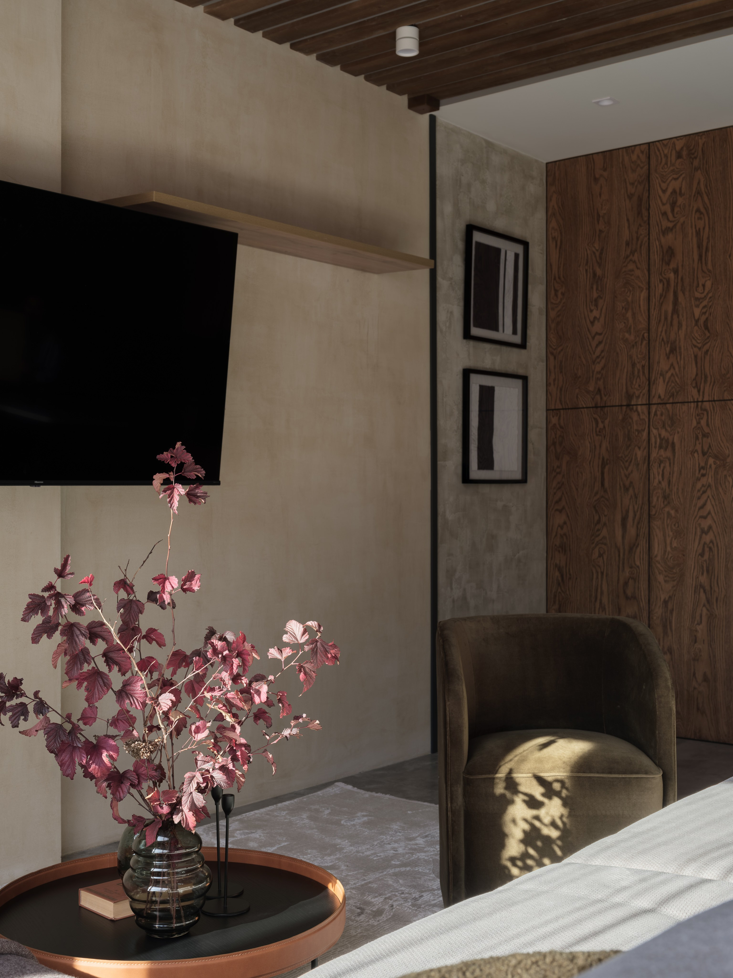 Современная гостиная с бархатным креслом, декоративными панелями и живыми акцентами. Тёплый свет и природные оттенки подчёркивают стиль дизайнера Алины Дёровой, стилиста Натальи Якушевой и фотографа Сергея Денисенко.