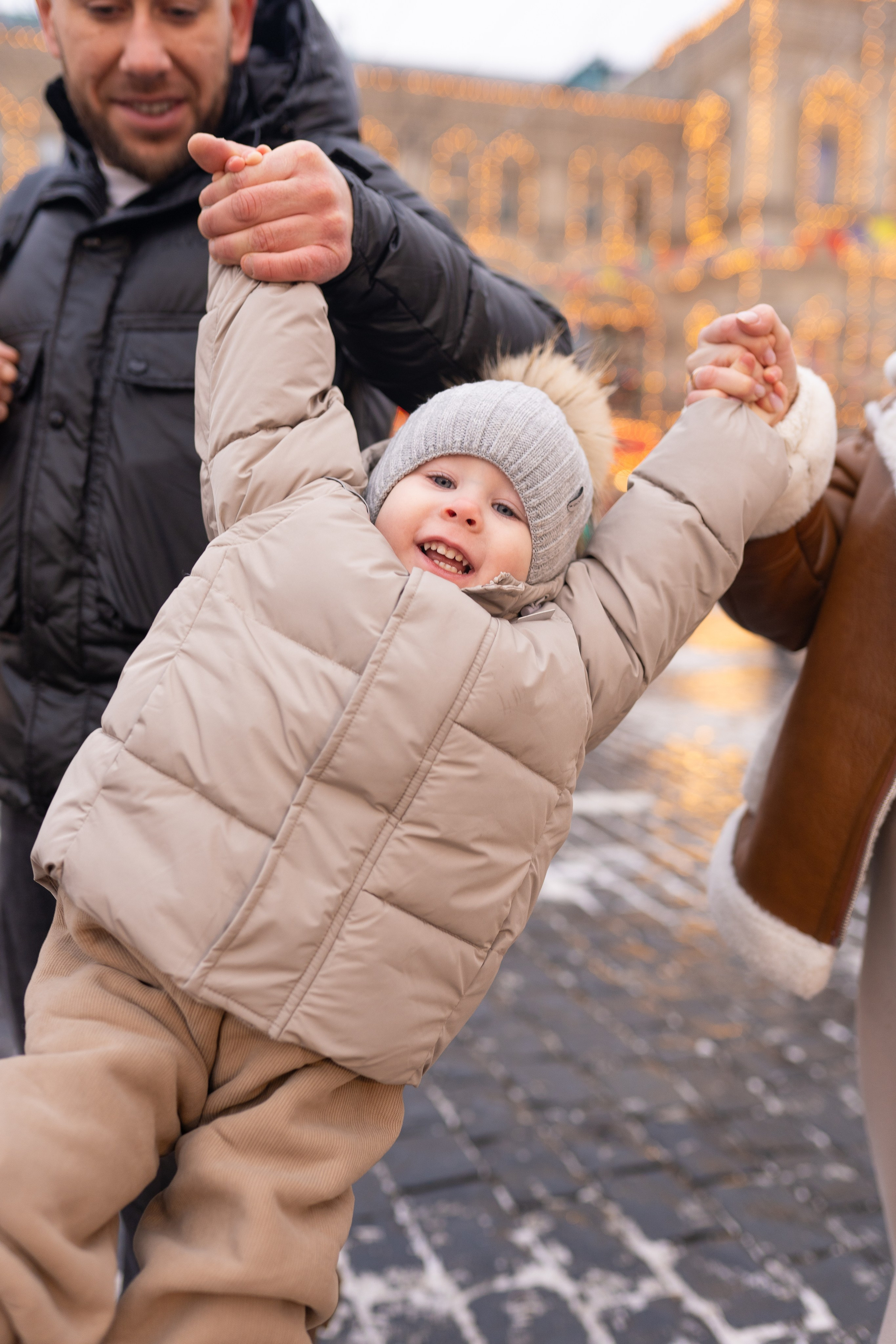 Павел, Егор и Наталия на ГУМ Ярмарке. Свадебный фотограф в Москве Анна Полушина