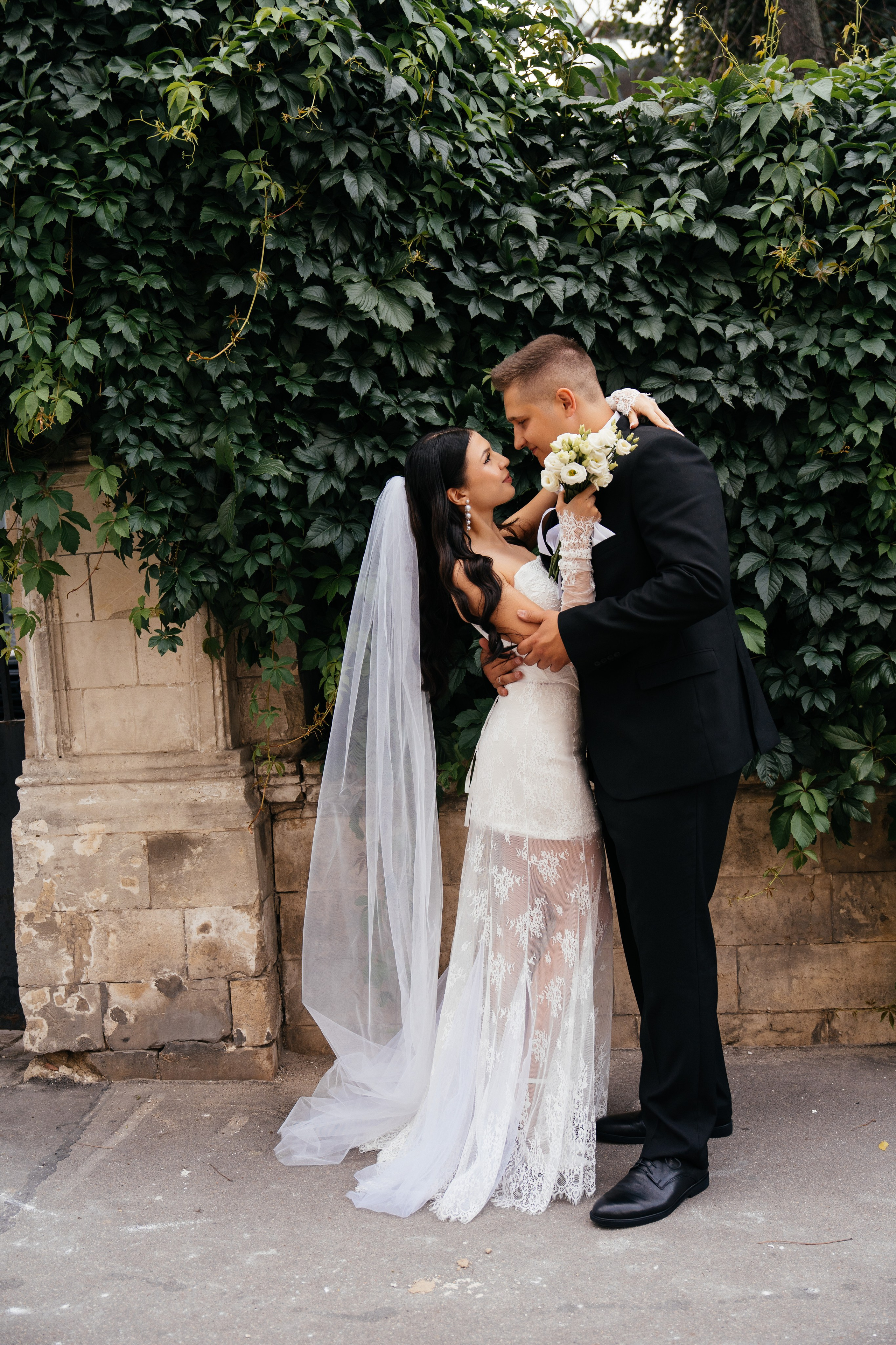 Свадебная фотосессия в Москве у высотки на Котельнической набережной. Свадебный фотограф в Москве Анна Полушина