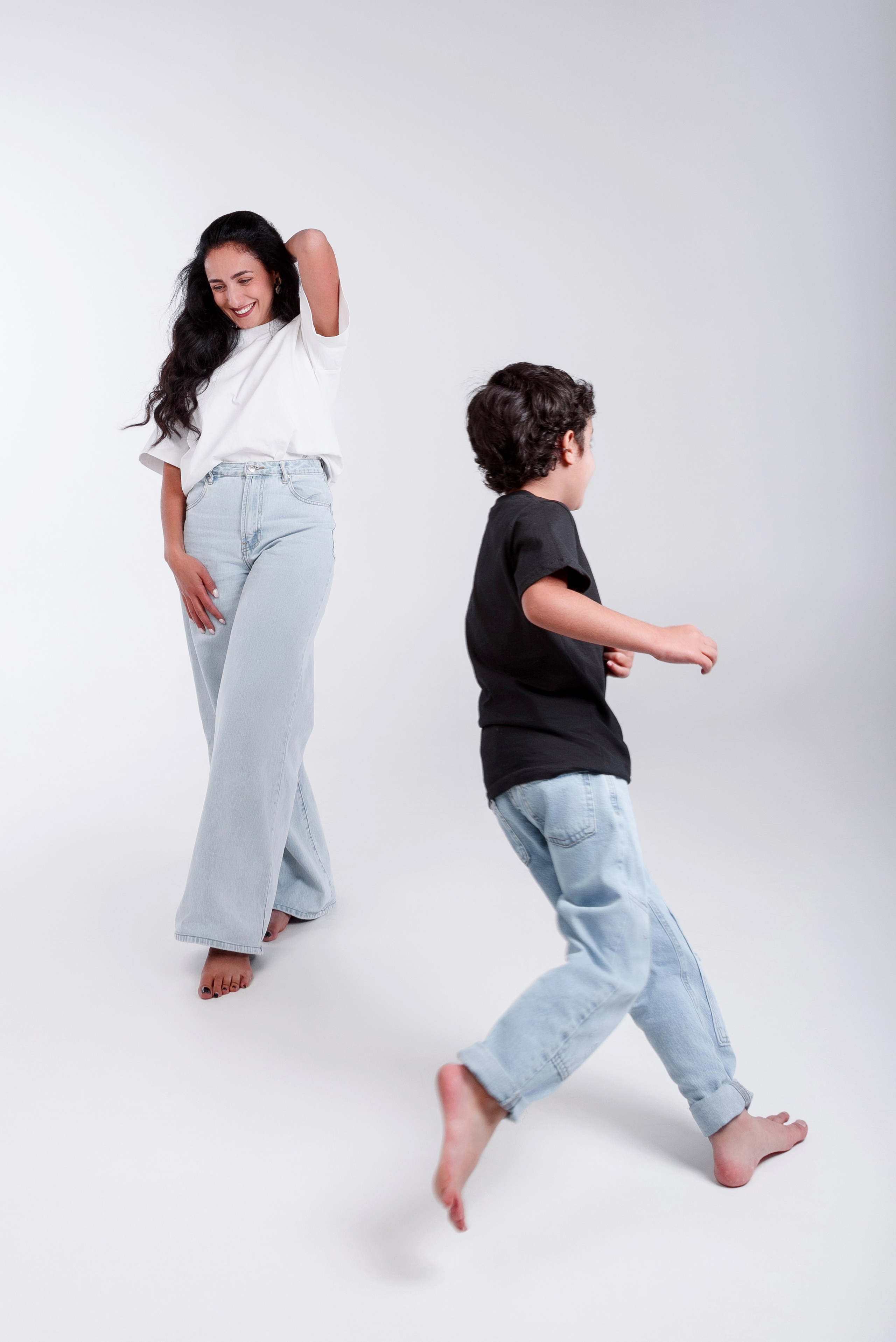 Мама с ребёнком. Студийная фотосессия на циклораме, на белом фоне.Сочи