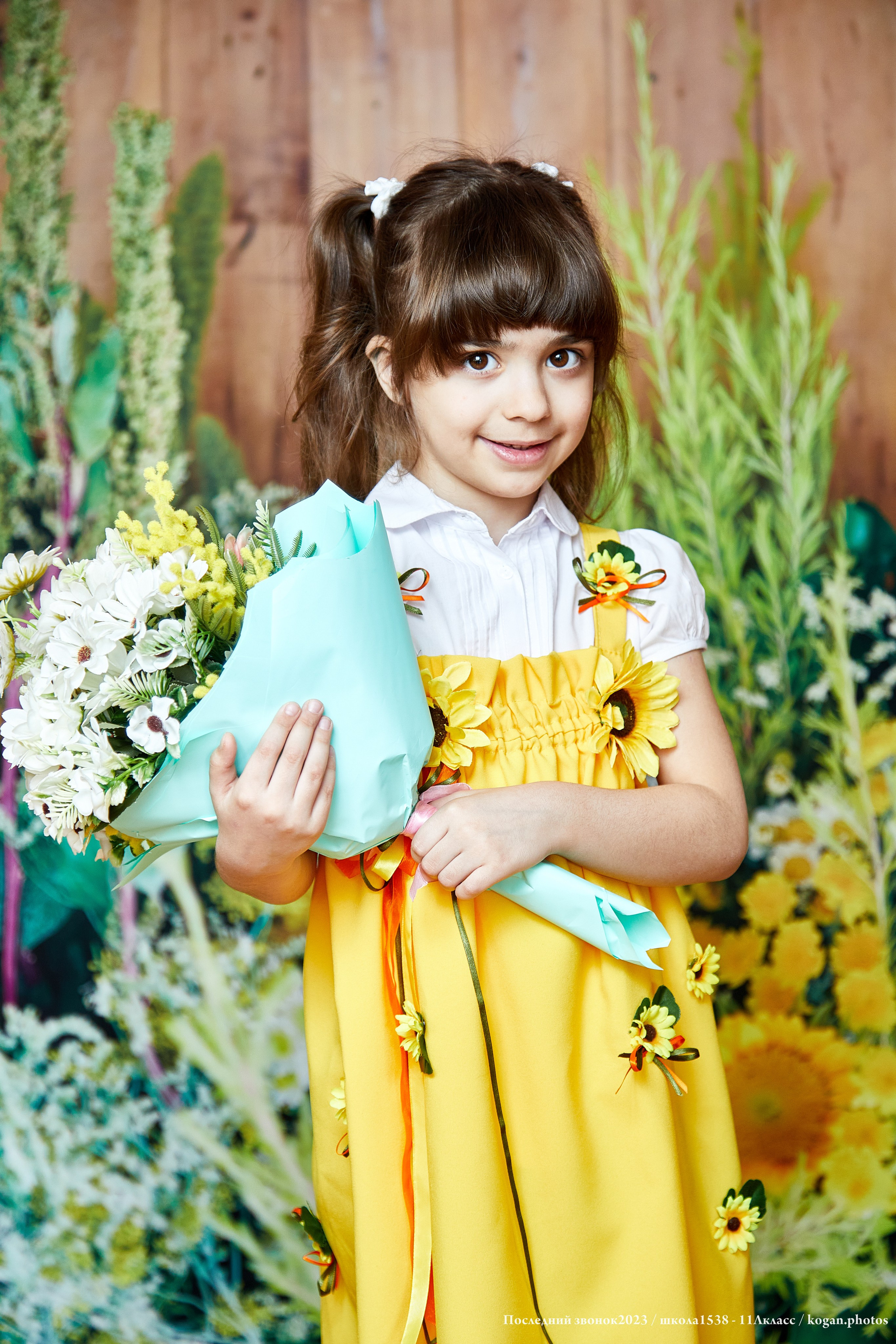 девочка портрет с букетом на фоне цветов