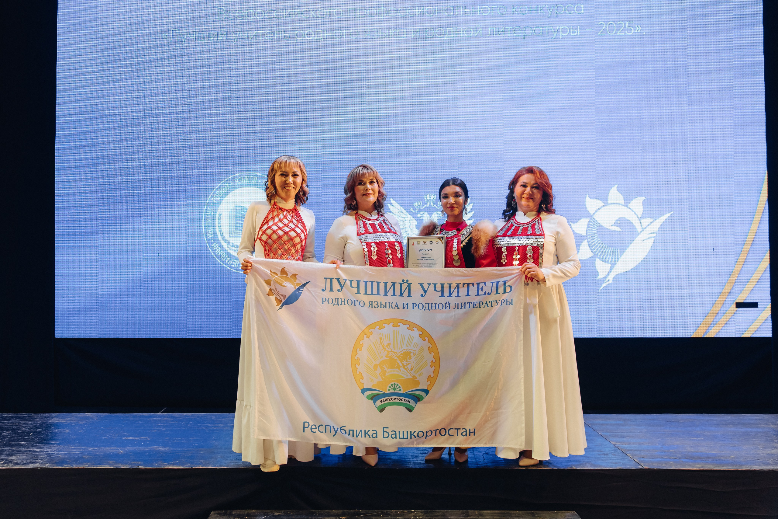 Лучший учитель родного языка и литературы 2025. Свадебный и семейный фотограф в Улан-Удэ