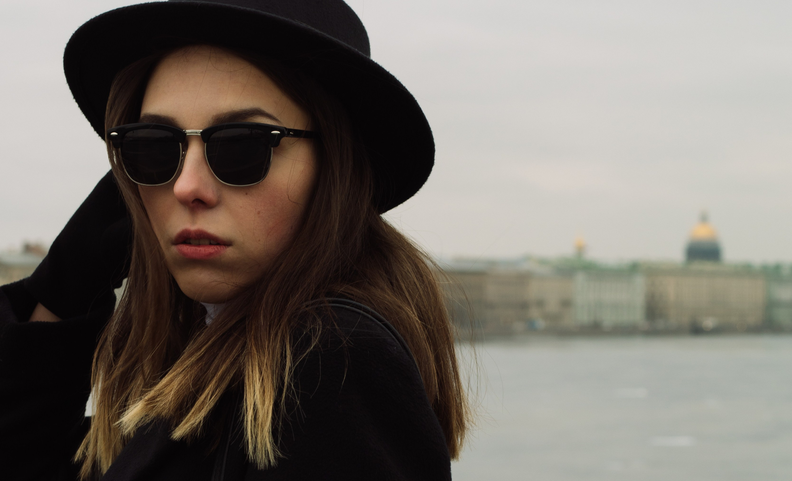 девушка в очках