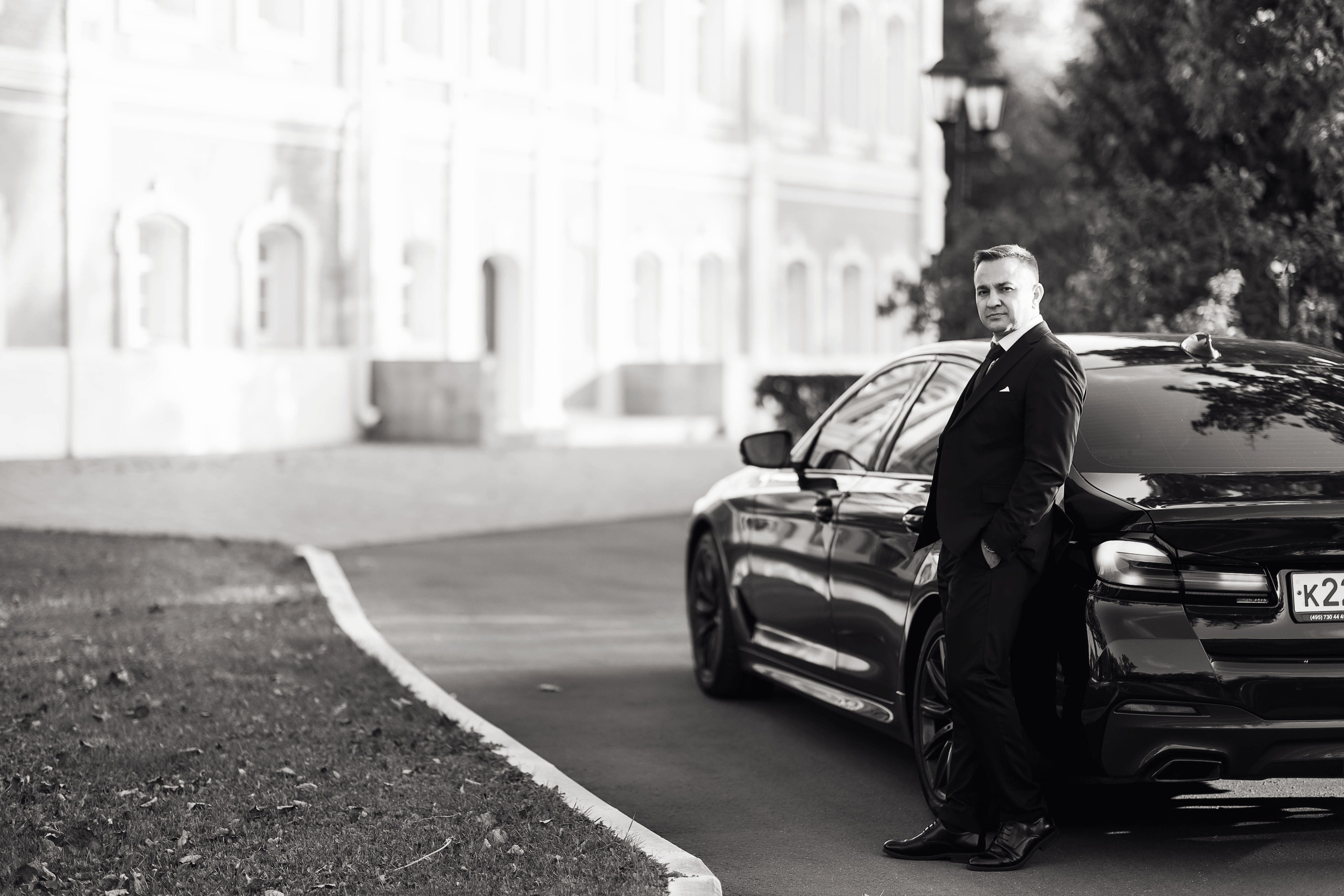 Брутальный портрет жениха с машиной BMW в усадьбе Лосевых-Шатиловых-Сталь-фон-Гольфштейн в Воронеже