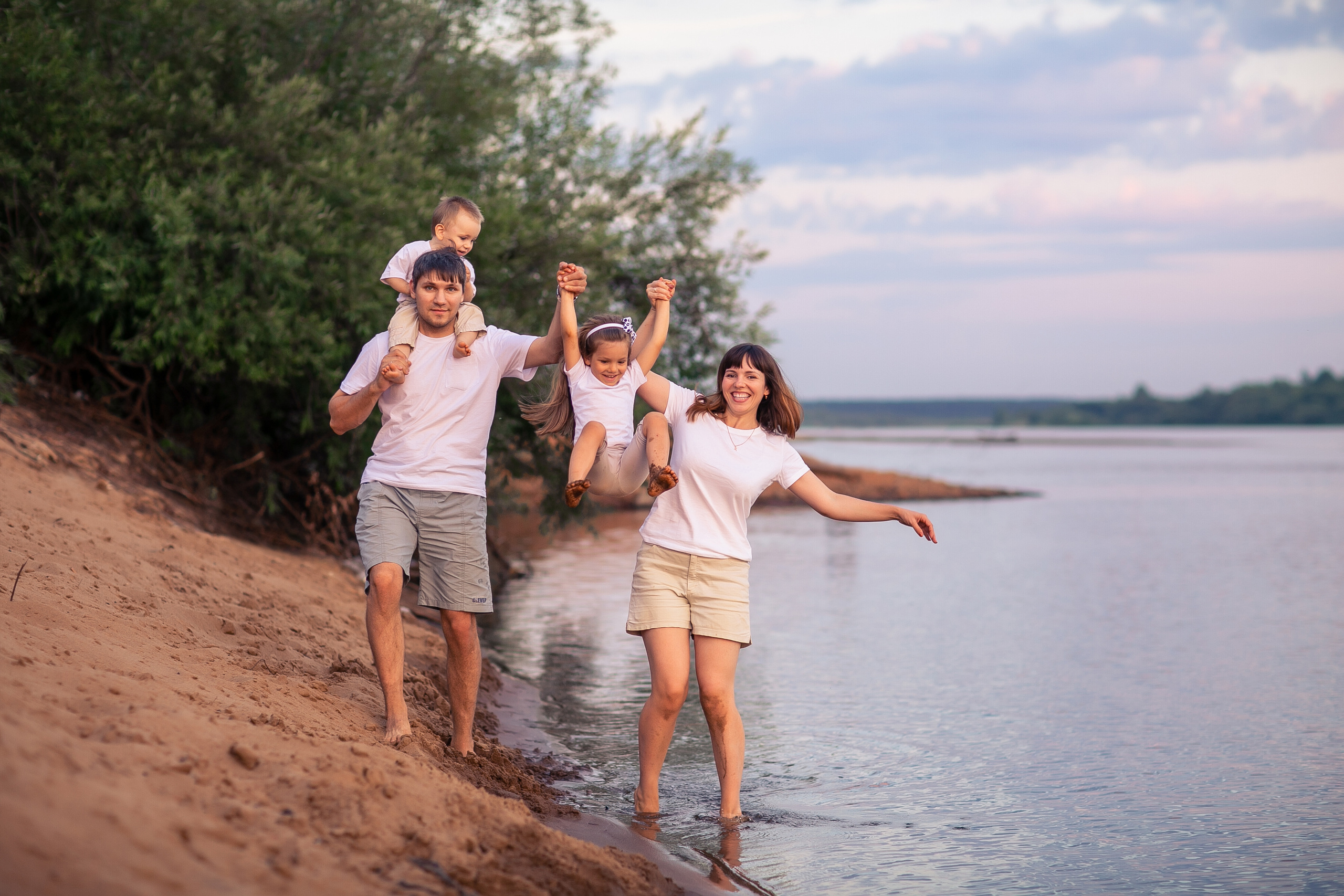 Закат на берегу. Выпускные альбомы в городе Кирове. Фотограф Екатерина Невская