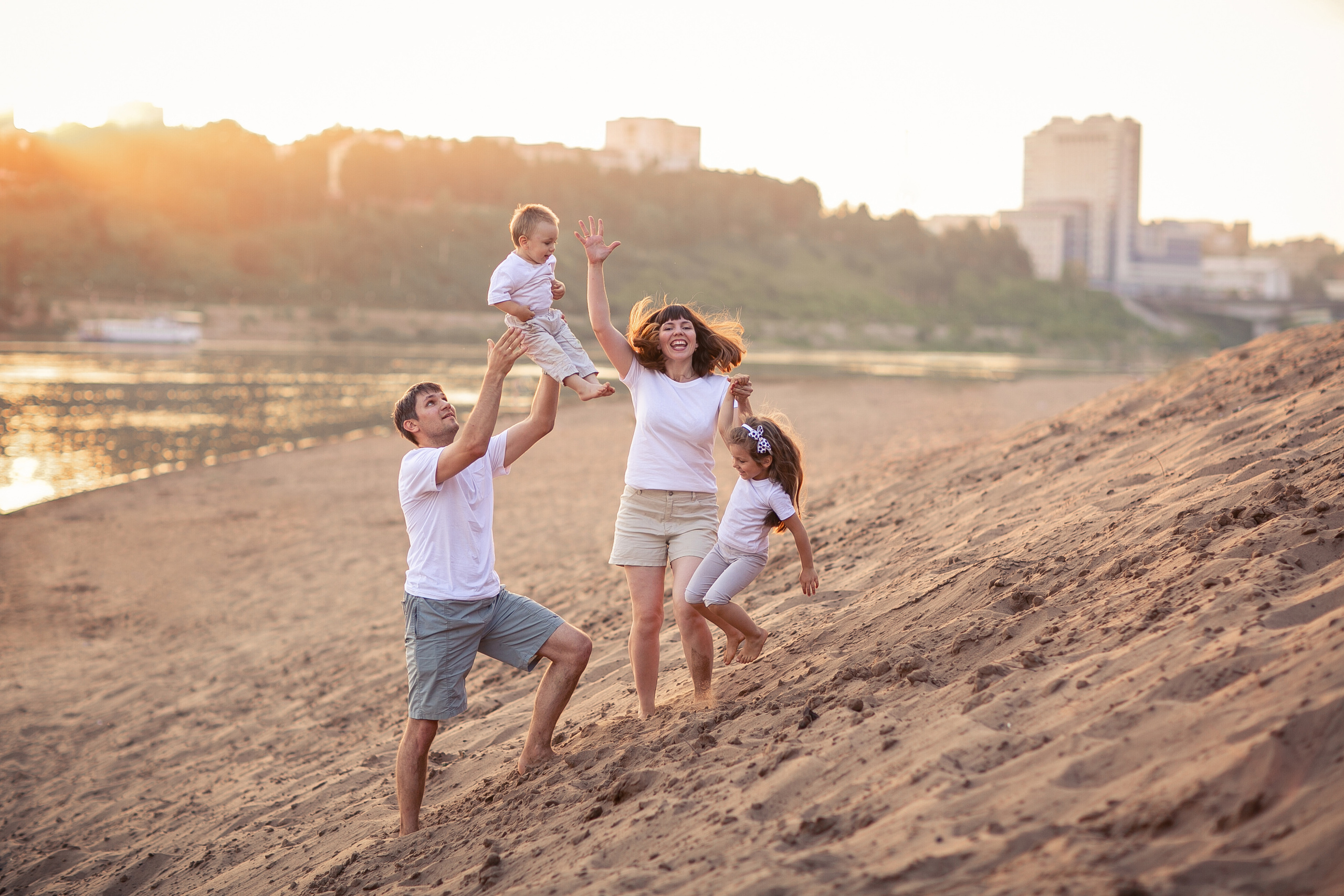 Закат на берегу. Выпускные альбомы в городе Кирове. Фотограф Екатерина Невская