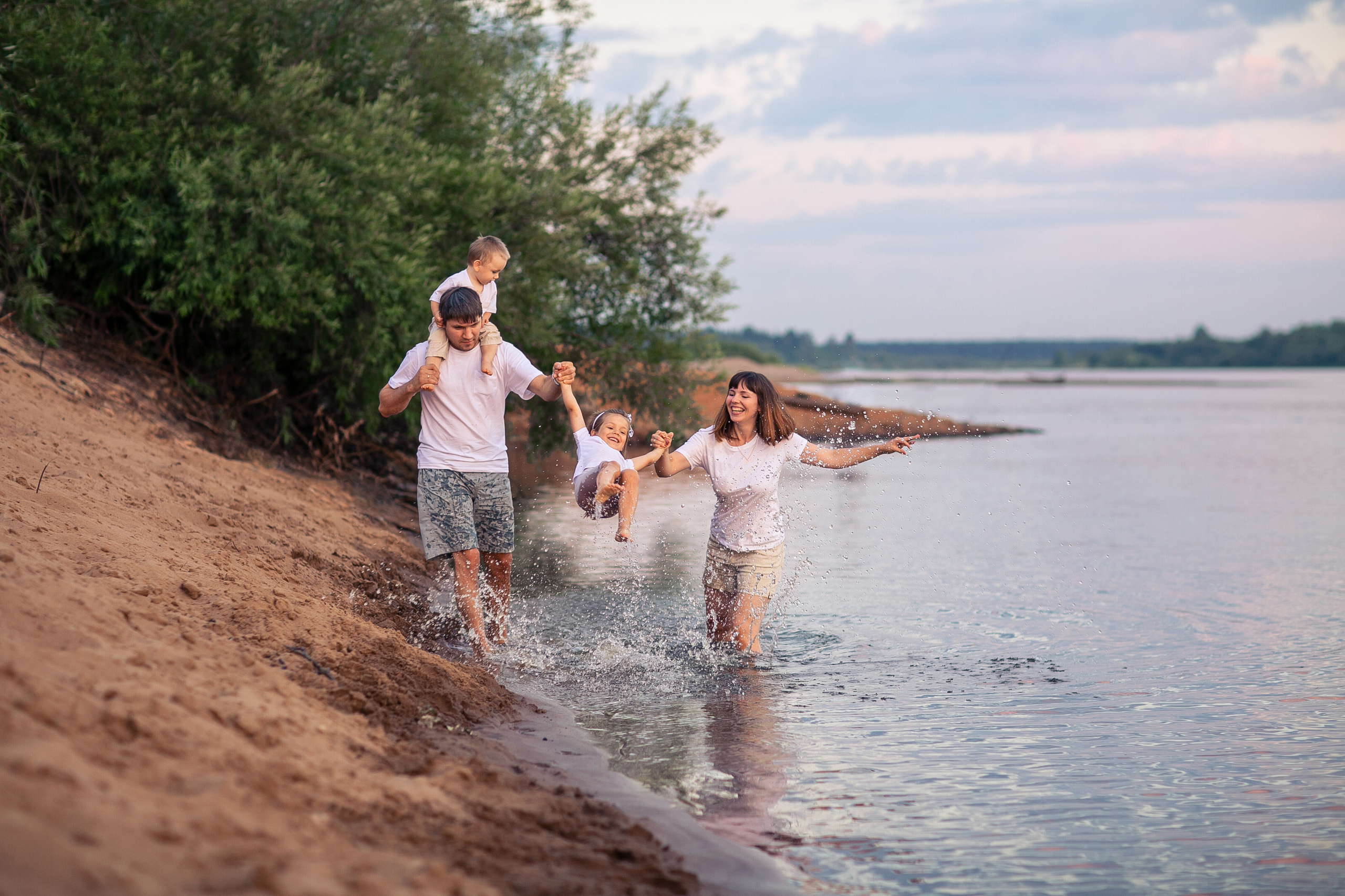 Закат на берегу. Выпускные альбомы в городе Кирове. Фотограф Екатерина Невская