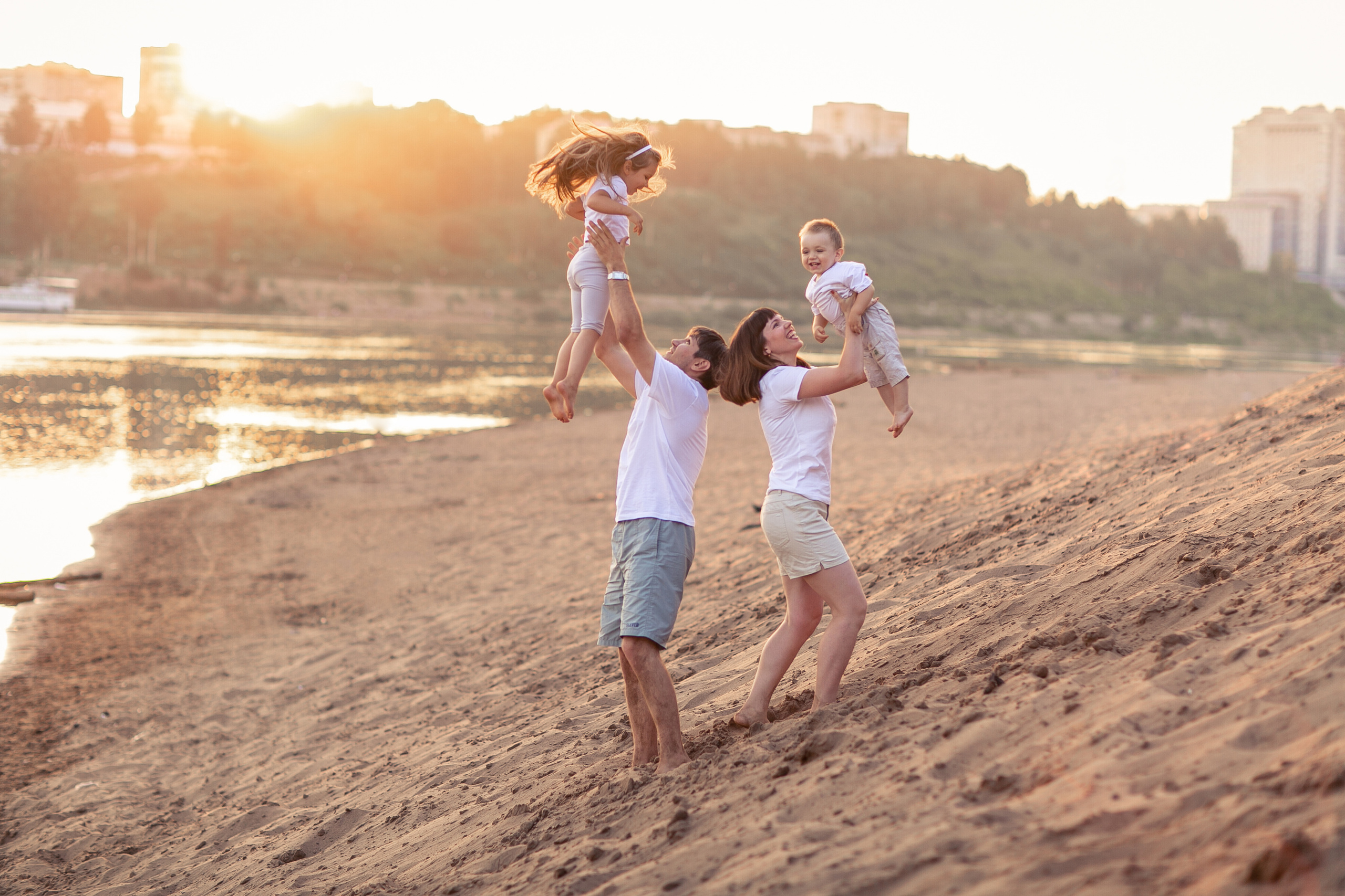 Закат на берегу. Выпускные альбомы в городе Кирове. Фотограф Екатерина Невская