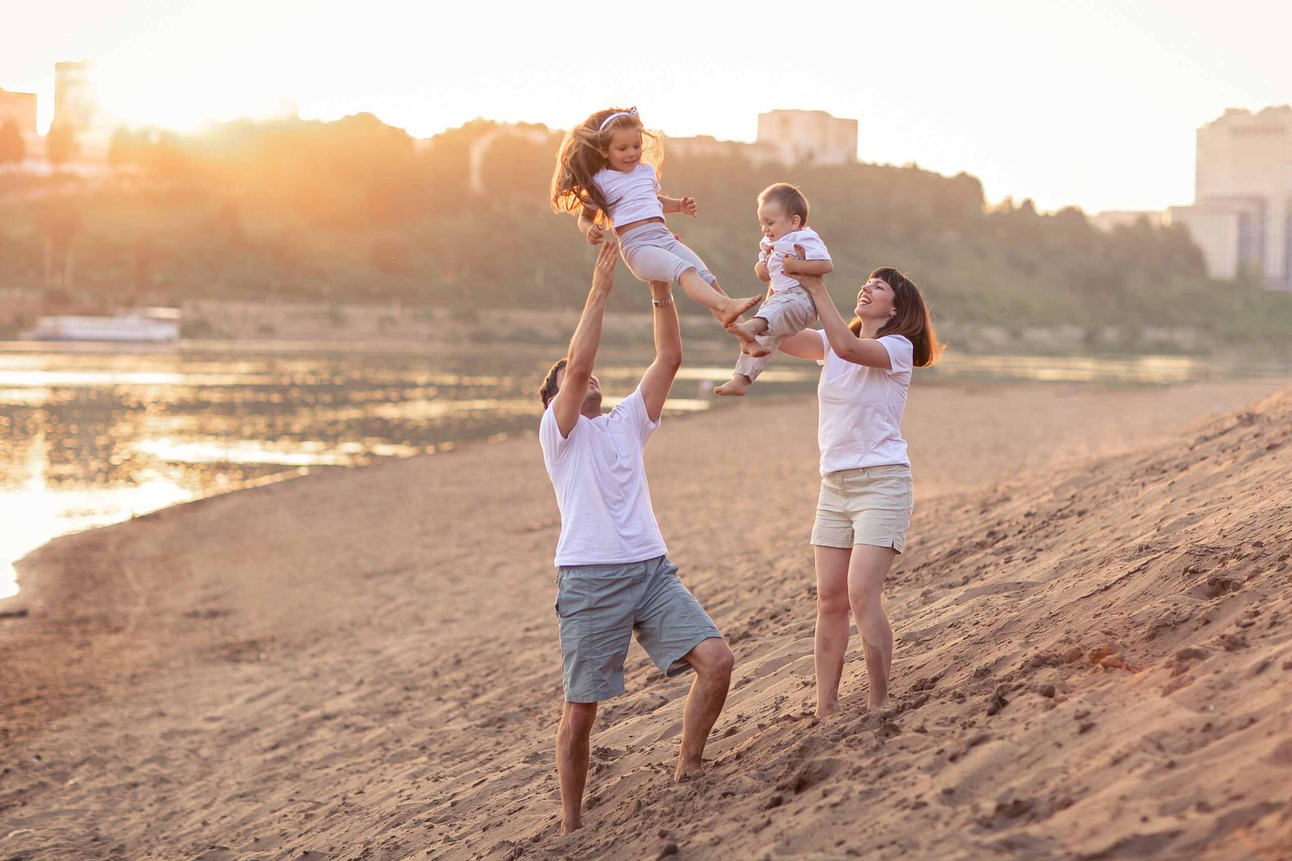 Закат на берегу. Выпускные альбомы в городе Кирове. Фотограф Екатерина Невская