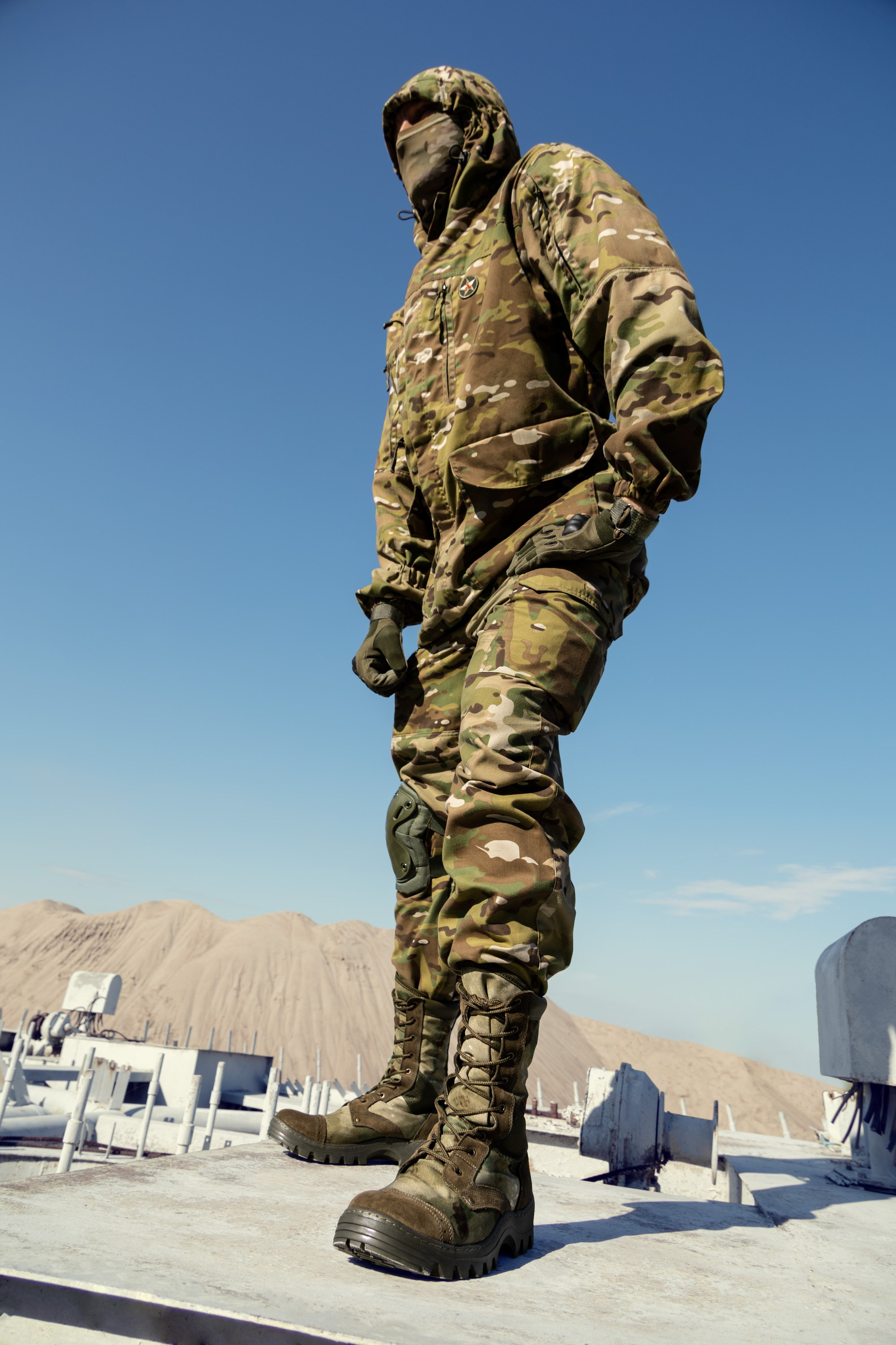 Берцы с камуфляжным рисунком в полный рост | Фото для сайта производителя