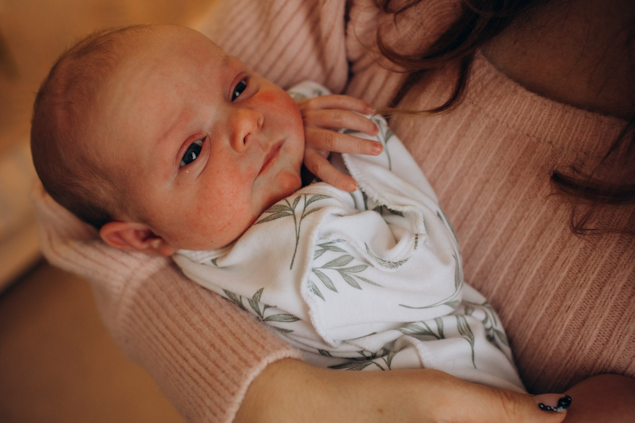 Яся и кулон. Выписка. Фотограф на роды в Санкт-Петербурге Екатерина Сысоева