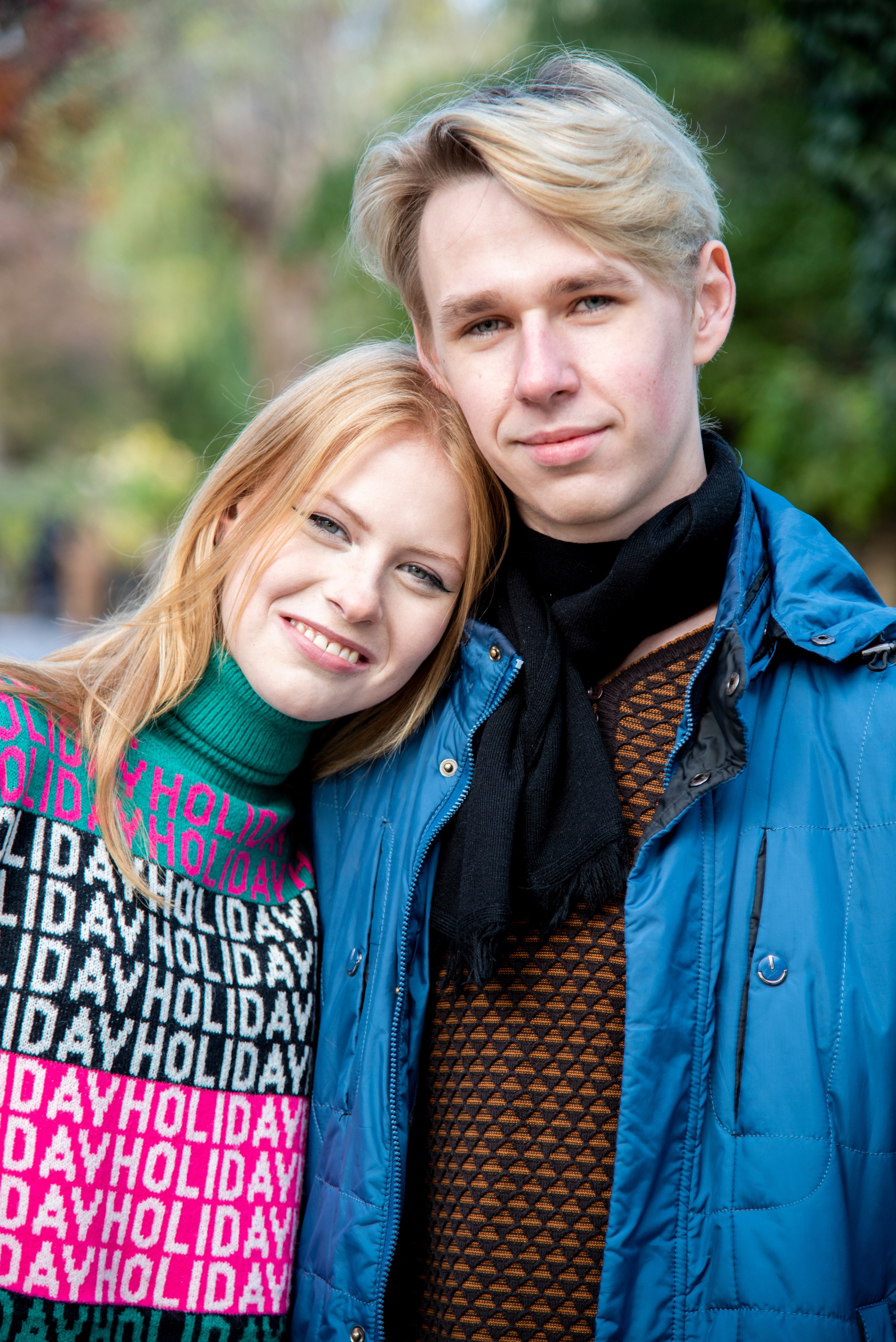 молодая девушка студентка. блондинка. длинные волосы. розово-зелёный свитер. парк Лога . осень брат с сестрой