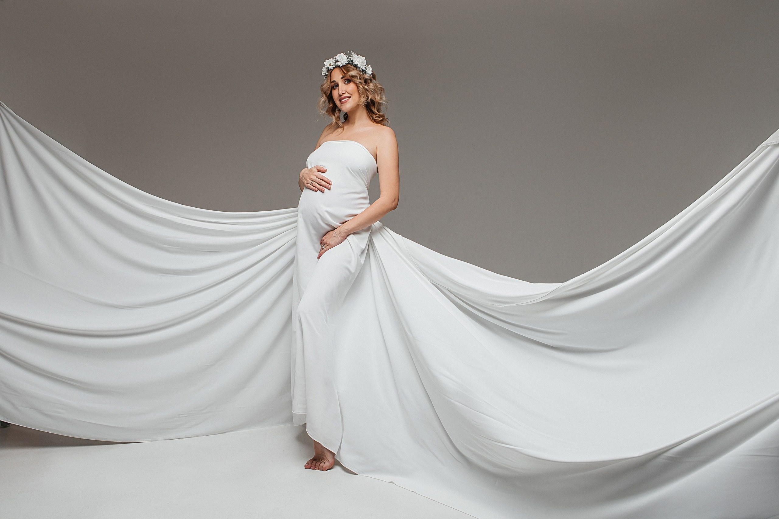 фотосессия беременности в тканях. Беременные в ткани. Беременная фотосессия с летящими тканями. Фотограф беременности в иркутске. Фотосессия беременных в студии. Студийная фотосессия Иркутск. Беременные фотосессии в Иркутске. фотограф беременных. Студийный фотограф