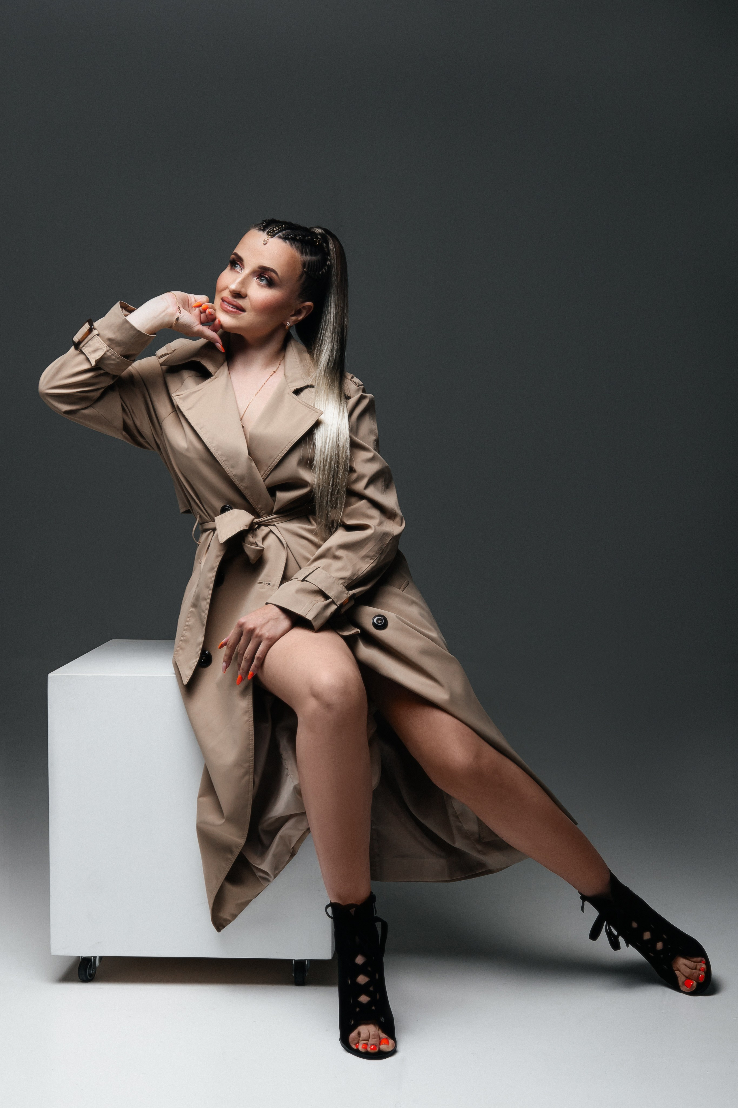 Женский портрет. женская фотосессия в иркутске. студийная фотосессия иркутск. Фотограф. женский фотограф. Фотографирую девушек в студии. фотосессия с масками ГОБО. 