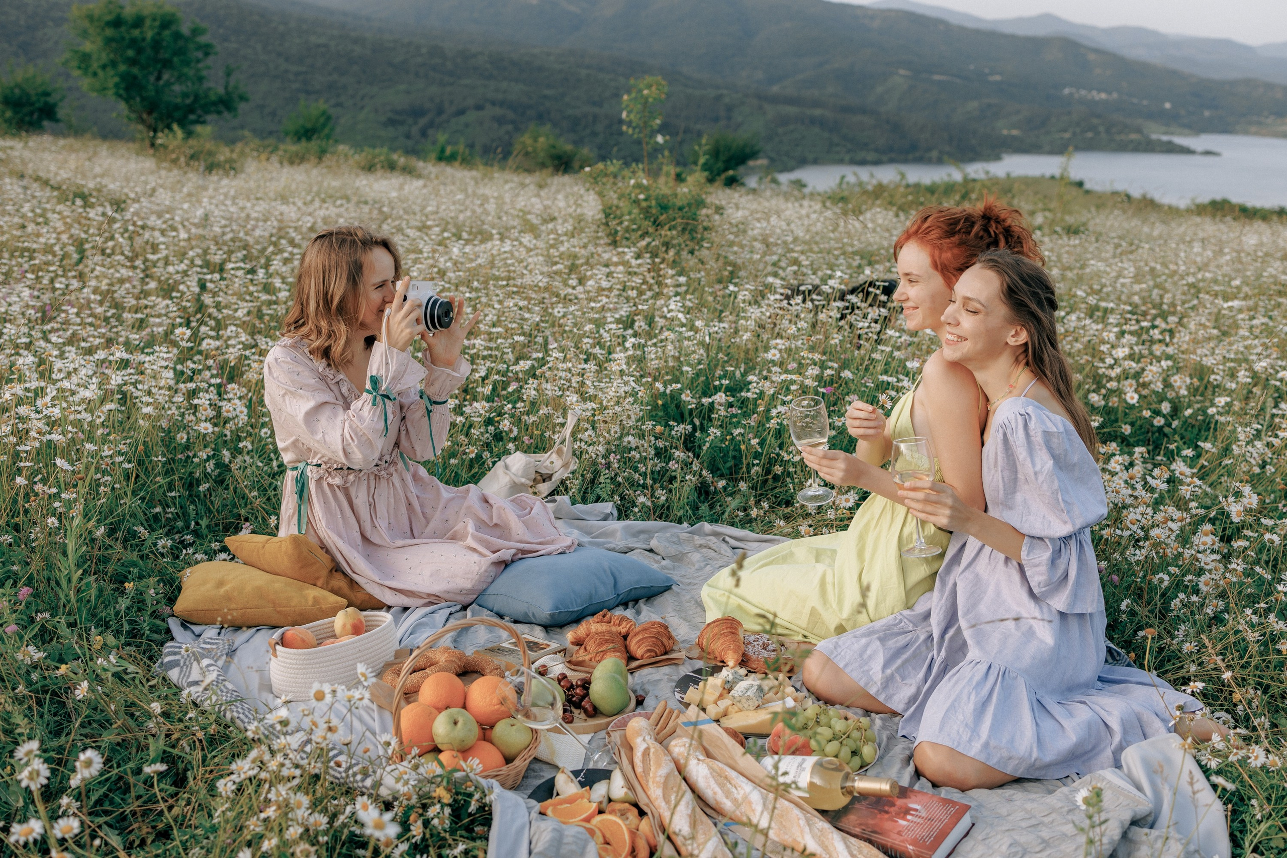 Picnic in the chamomile field in Georgia. Fedor Lemeshko — Destination Wedding and Family Lifestyle photographer