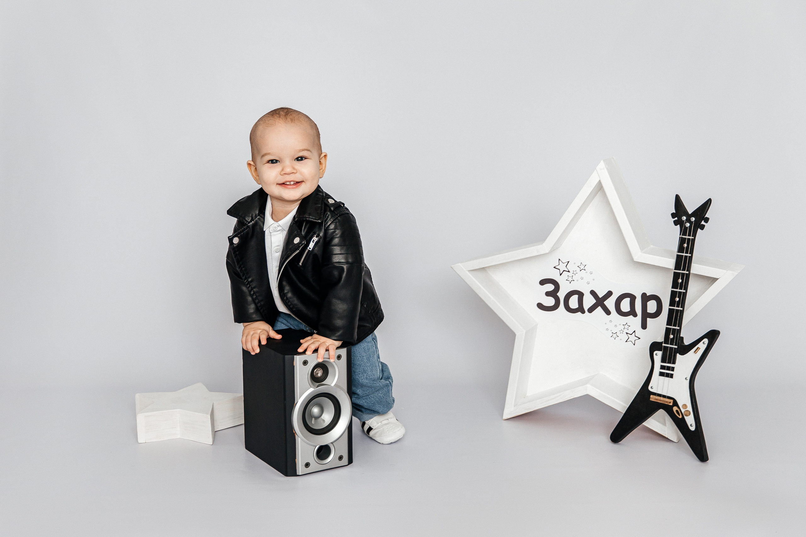 На белом фоне / минимализм. Детский фотограф, выпускные альбомы в Нижнем Новгороде Бодягина Мария