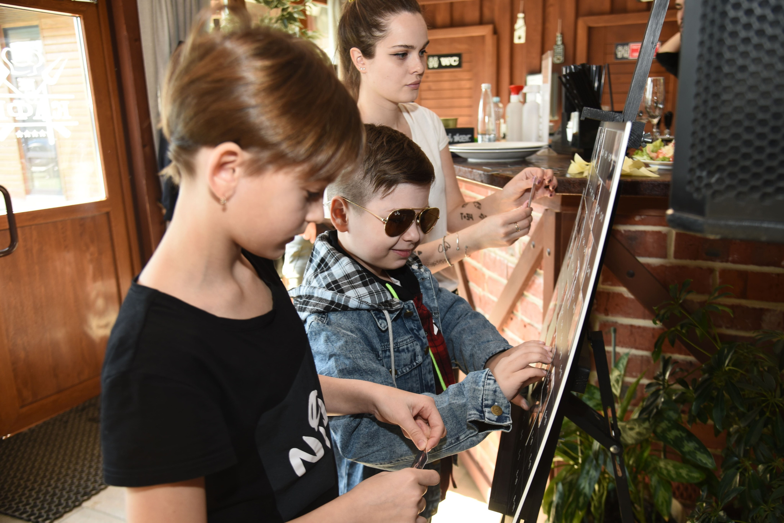 Фотомозаика (фотостена). Инсталаб Краснодар фото и видео интерактивы на ваше мероприятие