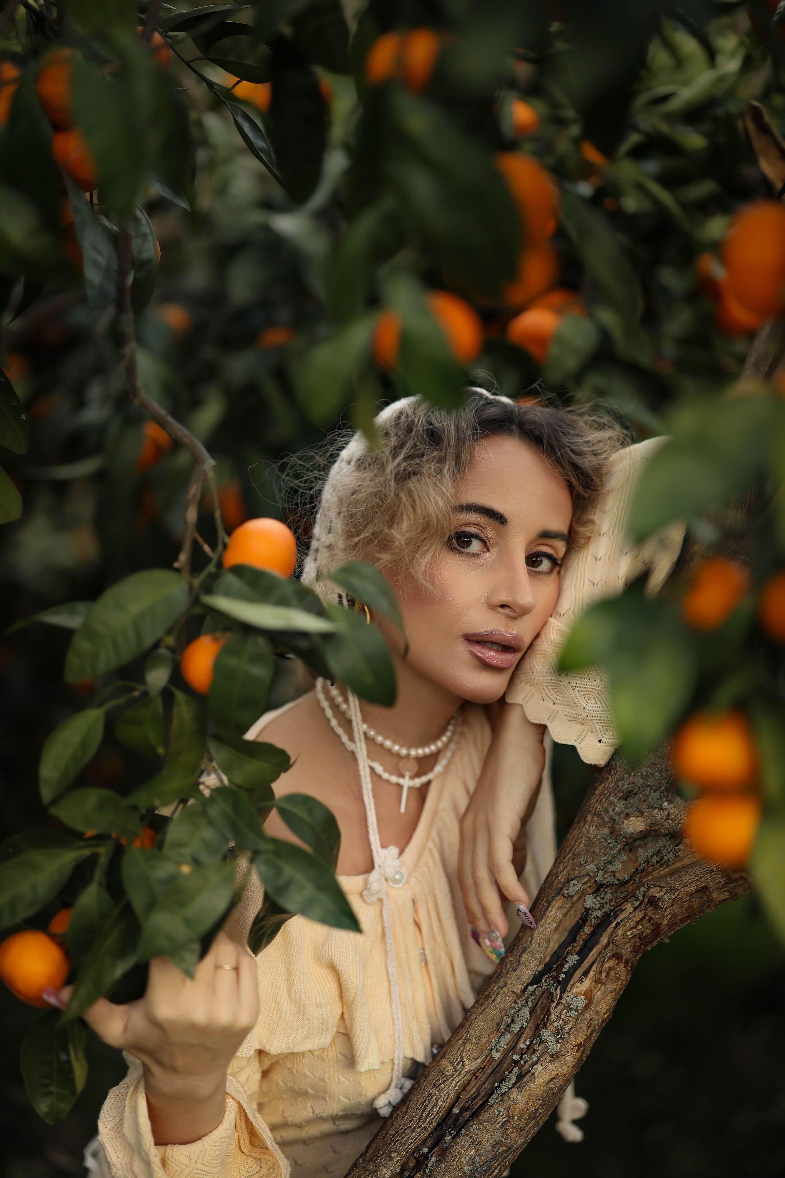 Семейная фотосессия в мандариновом саду Абхазии. Свадебный и семейный фотограф в Абхазии Жанна Соснина
