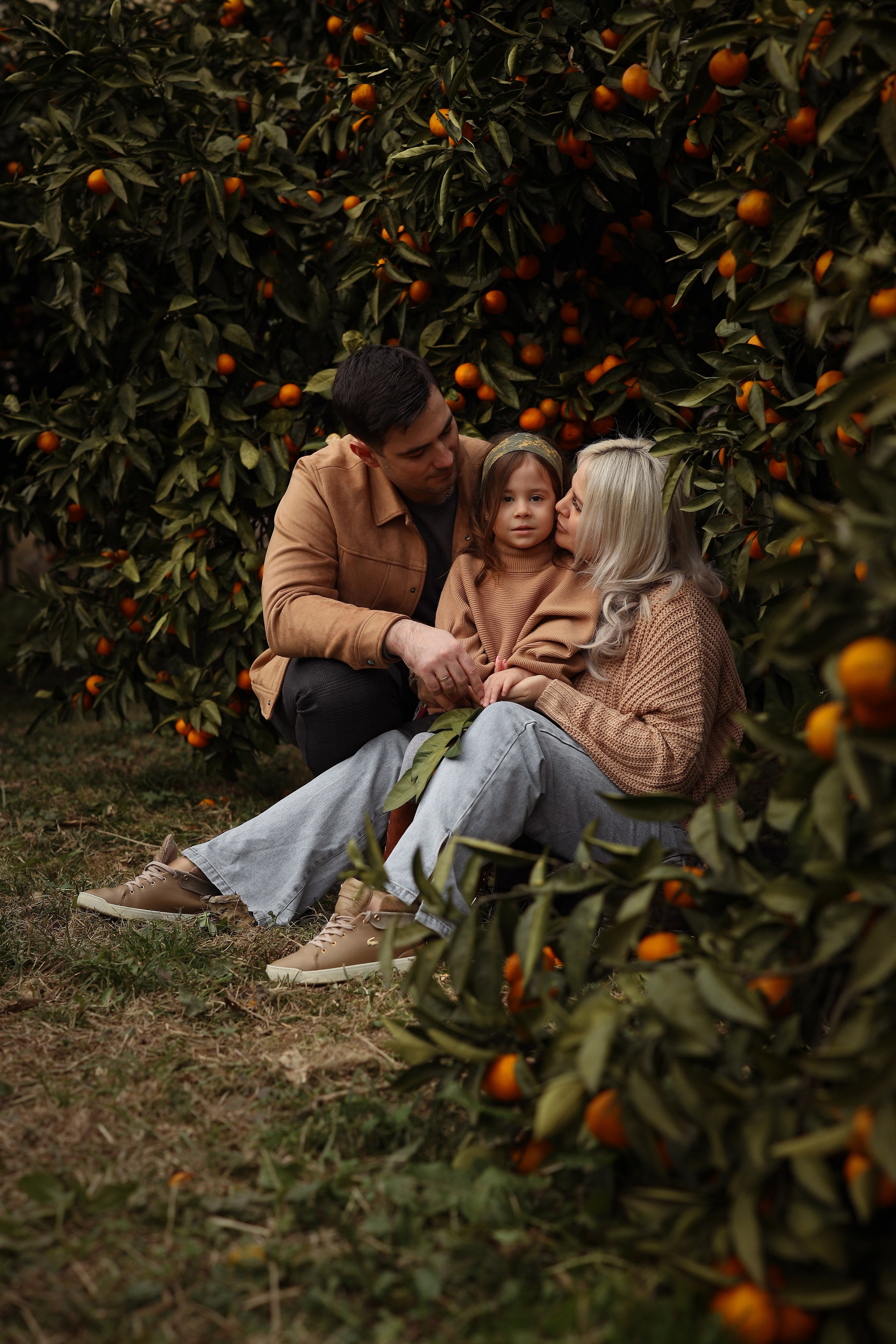 Семейная фотосессия в саду мандаринов. Свадебный и семейный фотограф в Абхазии Жанна Соснина