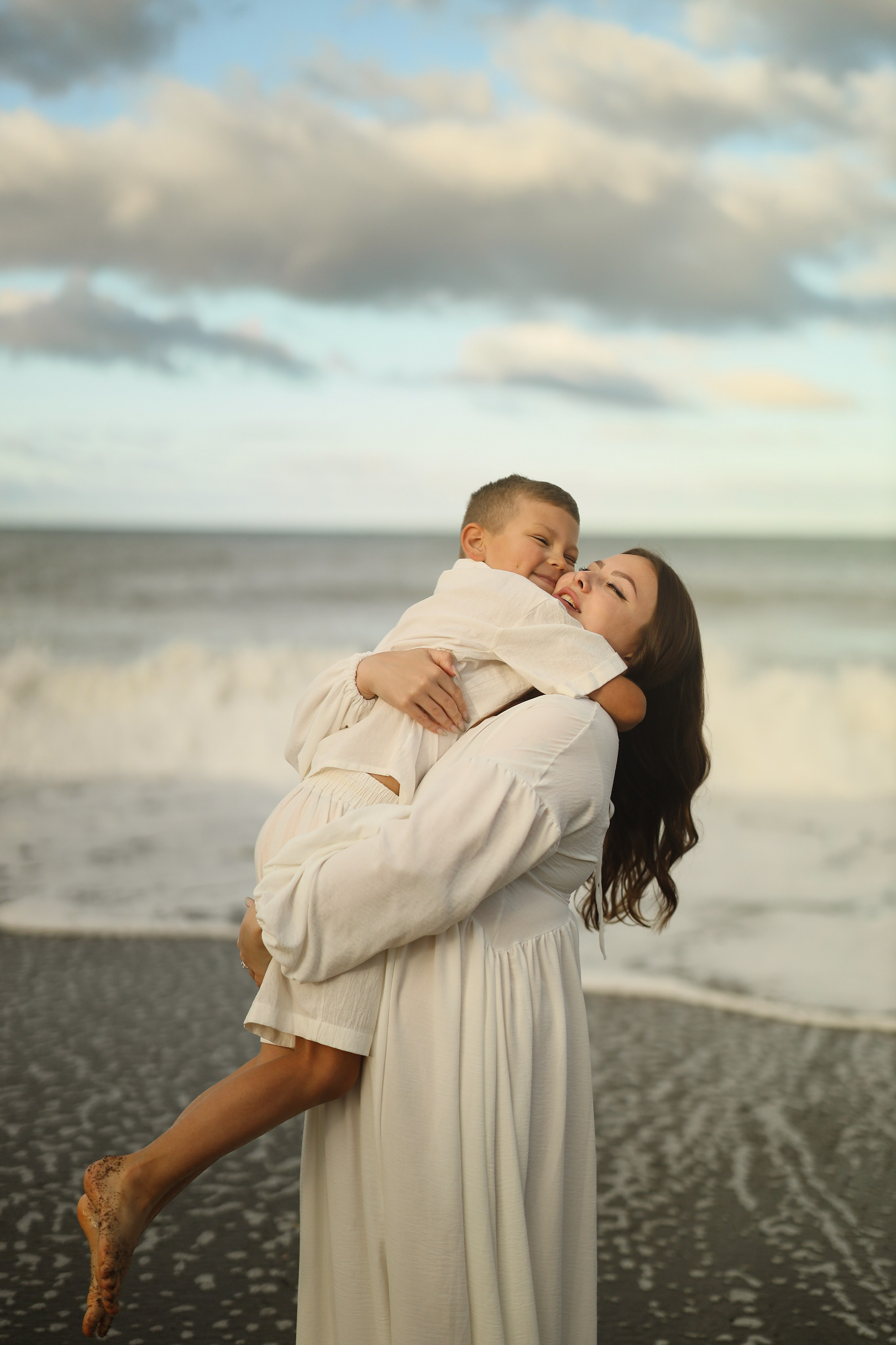 Семейная фотосессия на пляже в Сухуме. Свадебный и семейный фотограф в Абхазии Жанна Соснина