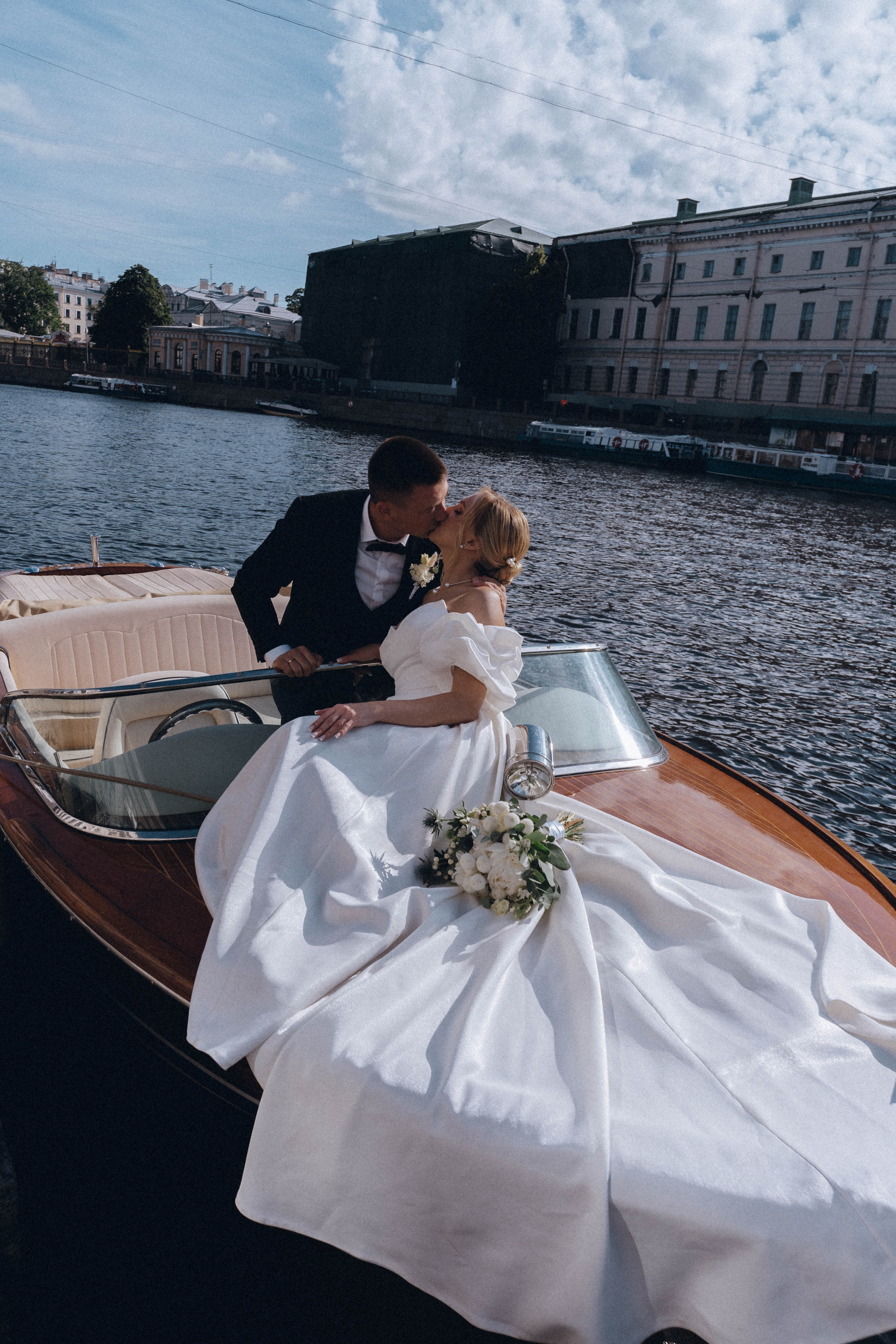 СВАДЕНБНАЯ СЬЕМКА НА КАТЕРЕ ПО КАНАЛАМ САНКТ-ПЕТЕРБУРГА И В АКВАТОРИИ НЕВЫ. Профессиональный фотограф, Санкт-Петербург — Виктория Богомолова