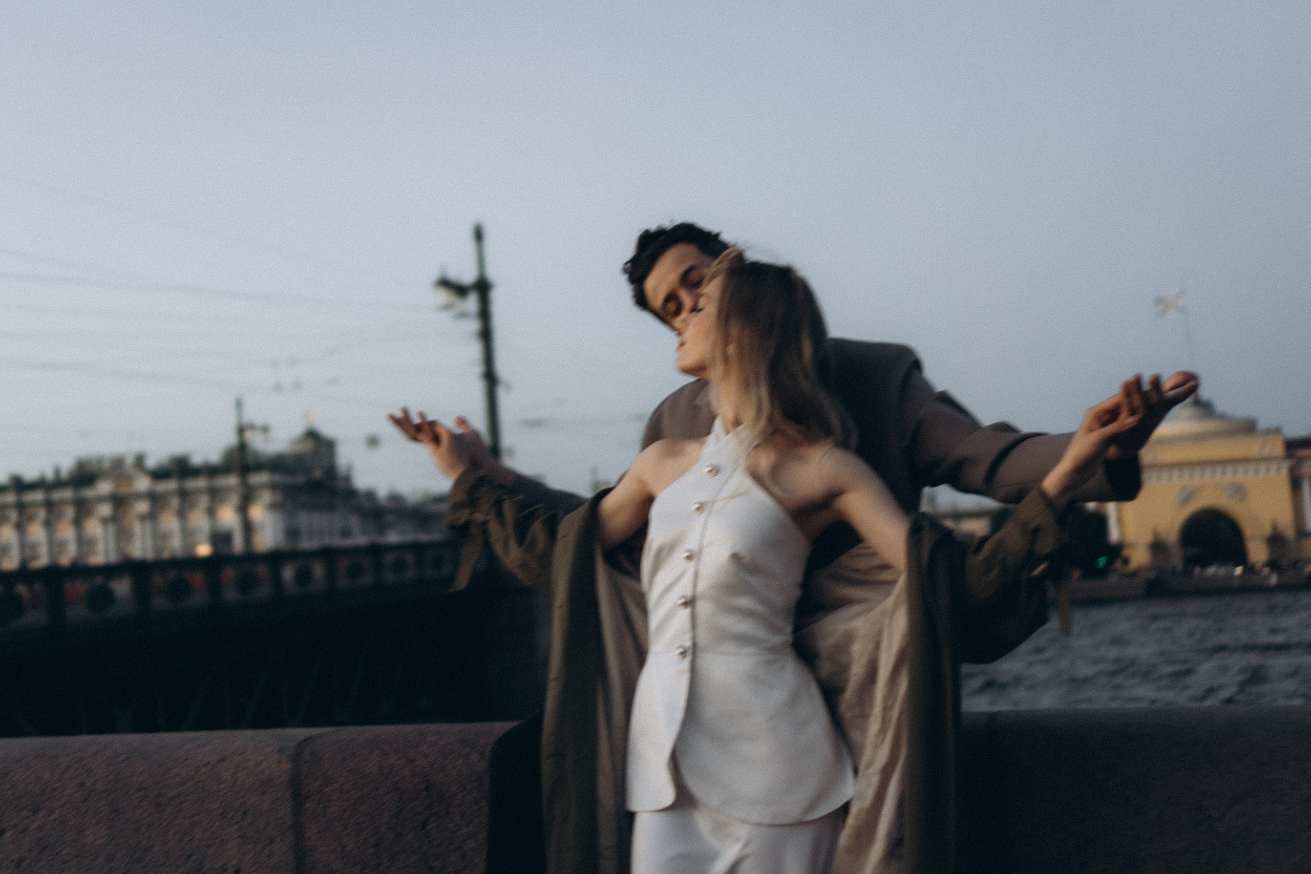 СВАДЕБНАЯ СЬЕМКА ПАРЫ НА РАССВЕТЕ В БЕЛЫЕ НОЧИ И ПРОГУЛКА С РАЗВОДНЫМИ МОСТАМИ И ПИКНИК ВОЗЛЕ ИСАКИЕВСКОГО СОБОРА. Профессиональный фотограф, Санкт-Петербург — Виктория Богомолова