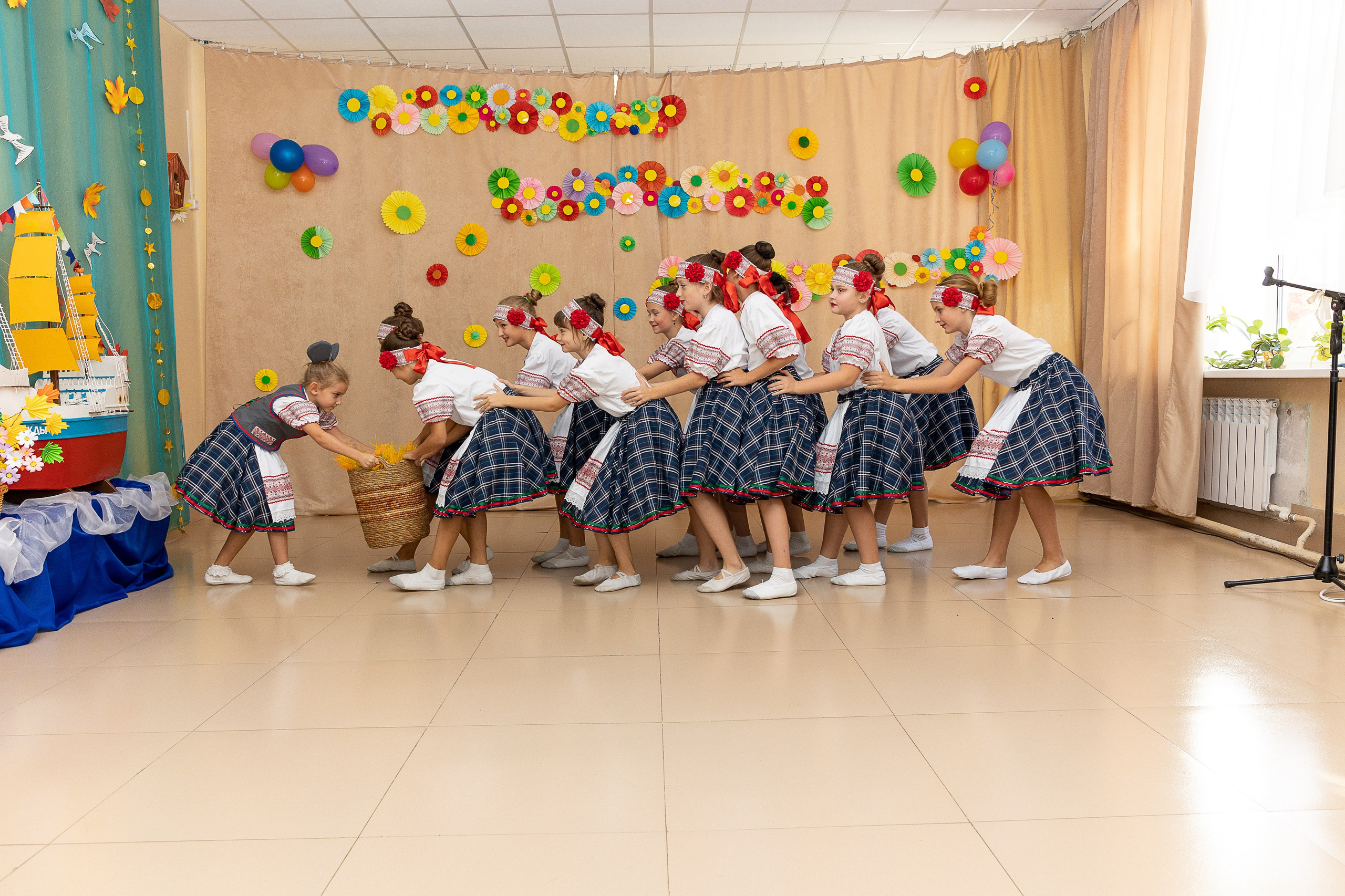 Выступление танцевального коллектива Браво. Выпускные альбомы во Владивостоке