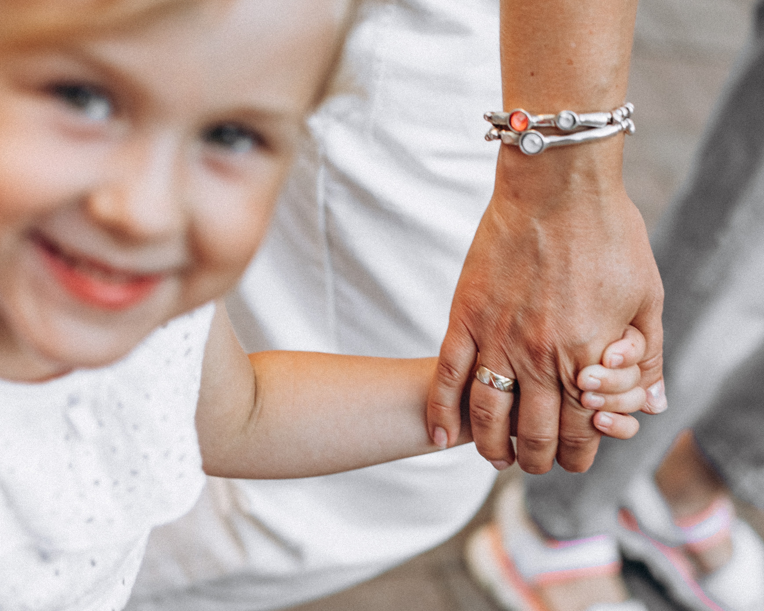 Дарья с семьей в июне. Фотопрогулка в Петербурге. Индивидуальный и семейный фотограф в Санкт-Петербурге