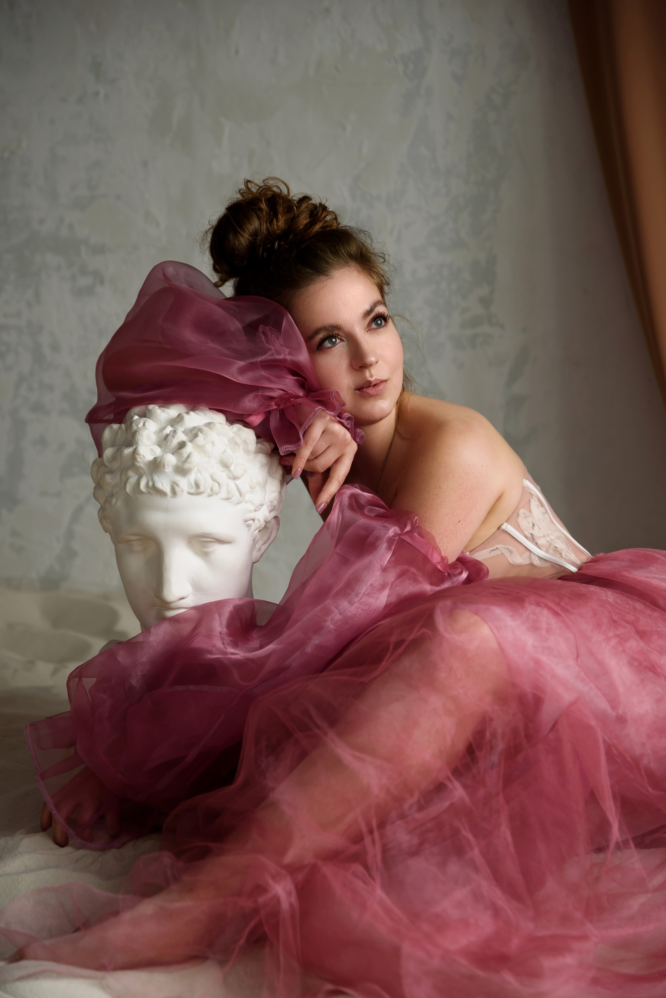 девушка и античная скульптура фотосессия томск