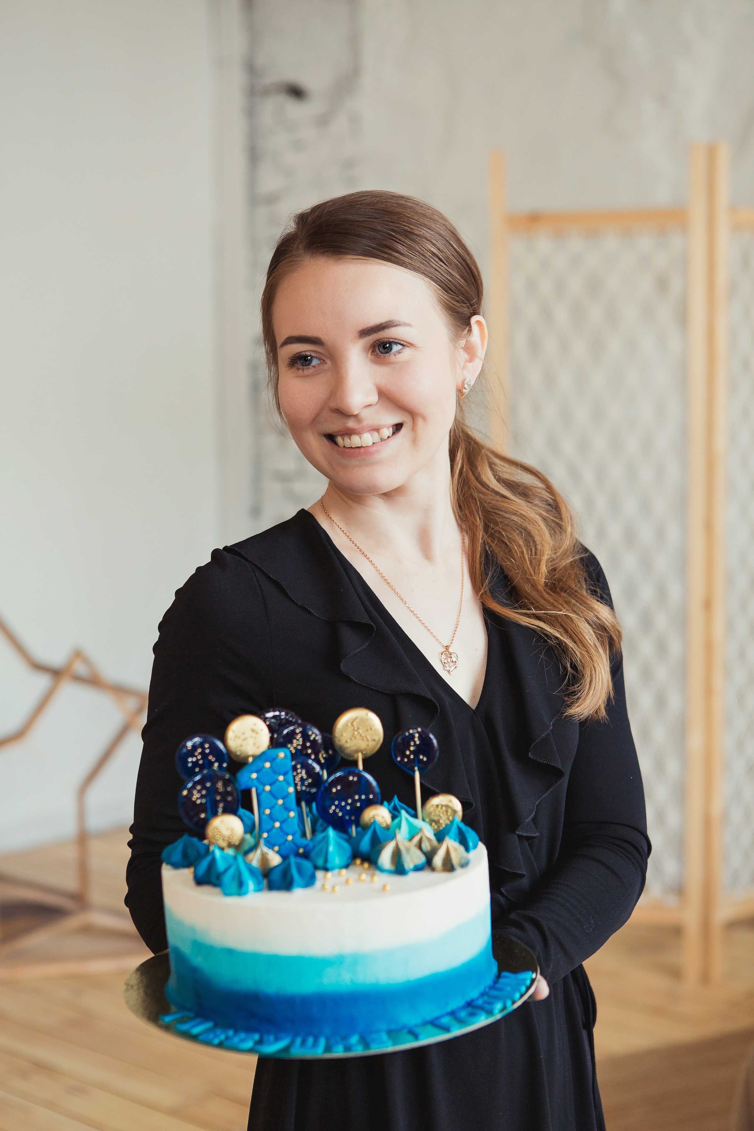 Детская фотосессия на день рождения один годик в фотостудии Лайтрум Ек. Фотограф Виктория Темирова Екатеринбург