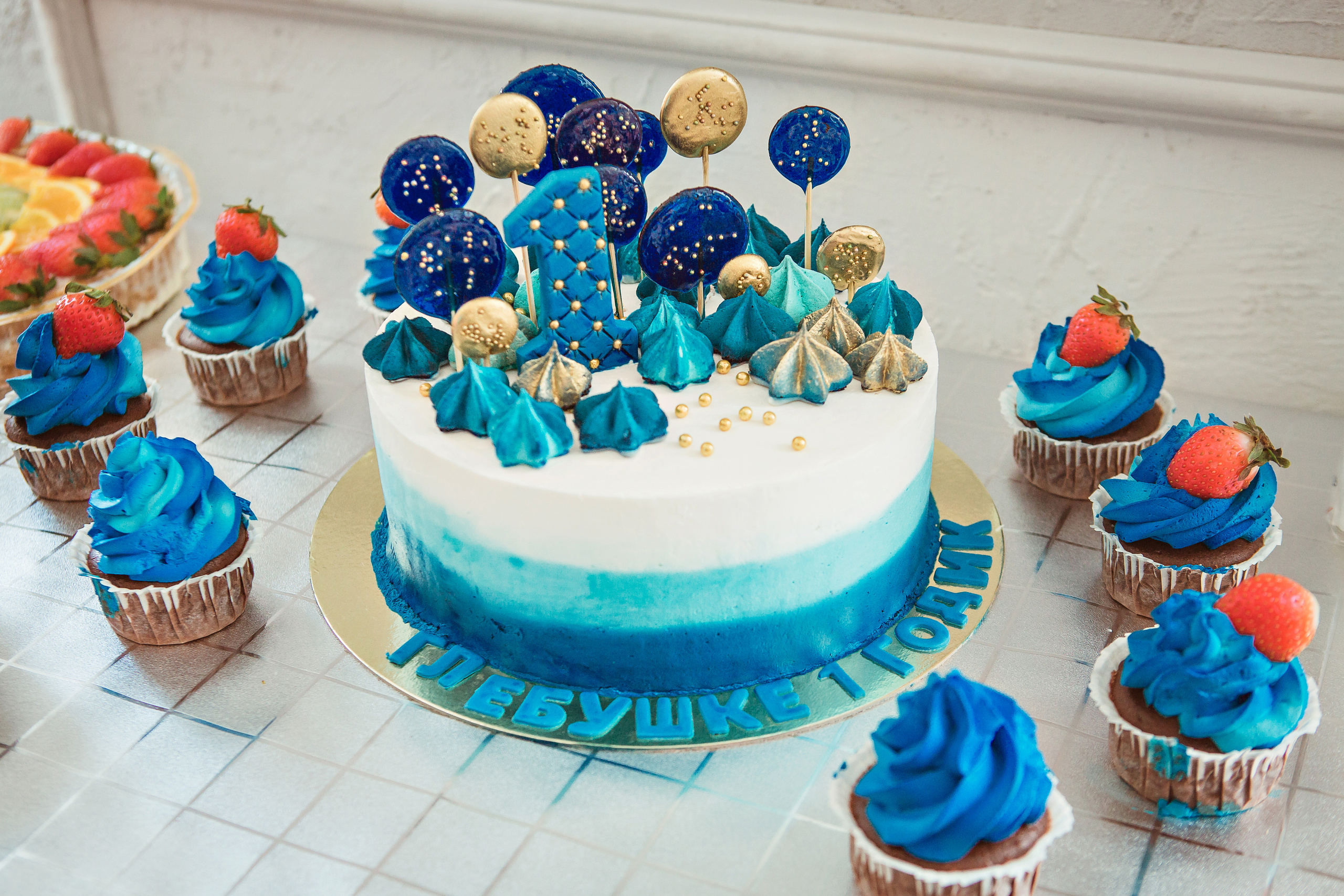 Детская фотосессия на день рождения один годик в фотостудии Лайтрум Ек. Фотограф Виктория Темирова Екатеринбург