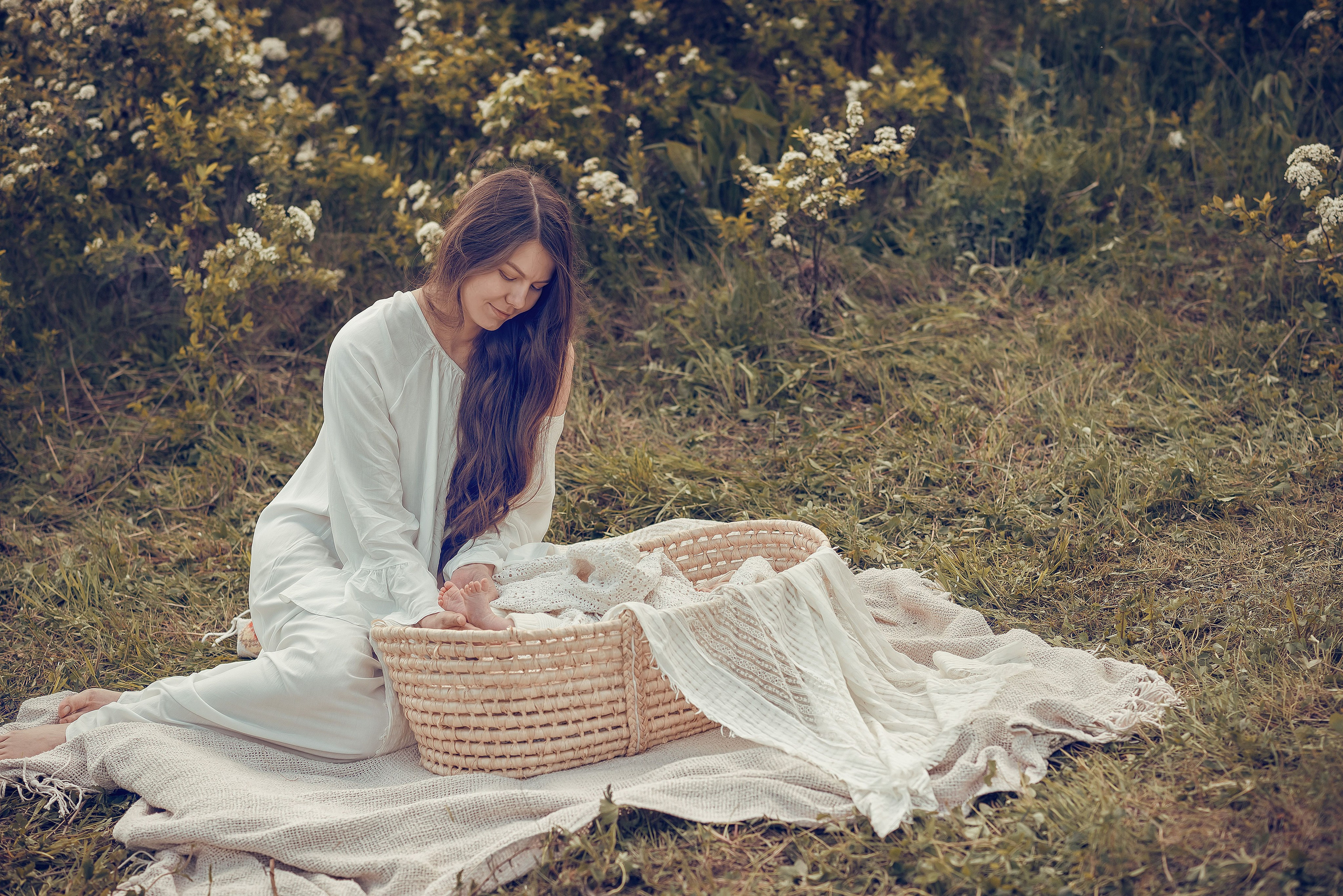 В цветущей спирее. Фотографы крещения/венчания  Красноярск Татьяна и Вячеслав Переваловы