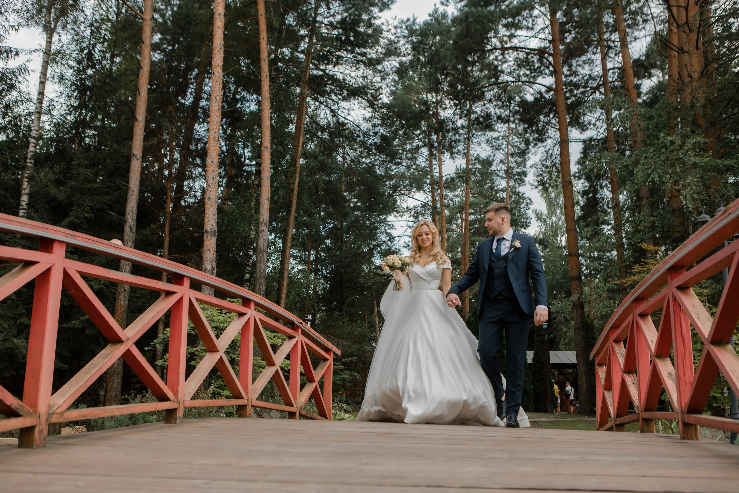 Юрий и Кристина. Видеосъемка и фотосъемка свадеб. Фотограф и оператор на свадьбу. Видеосъемка подкастов, собственная видео-фотостудии. Предметная фотосъемка