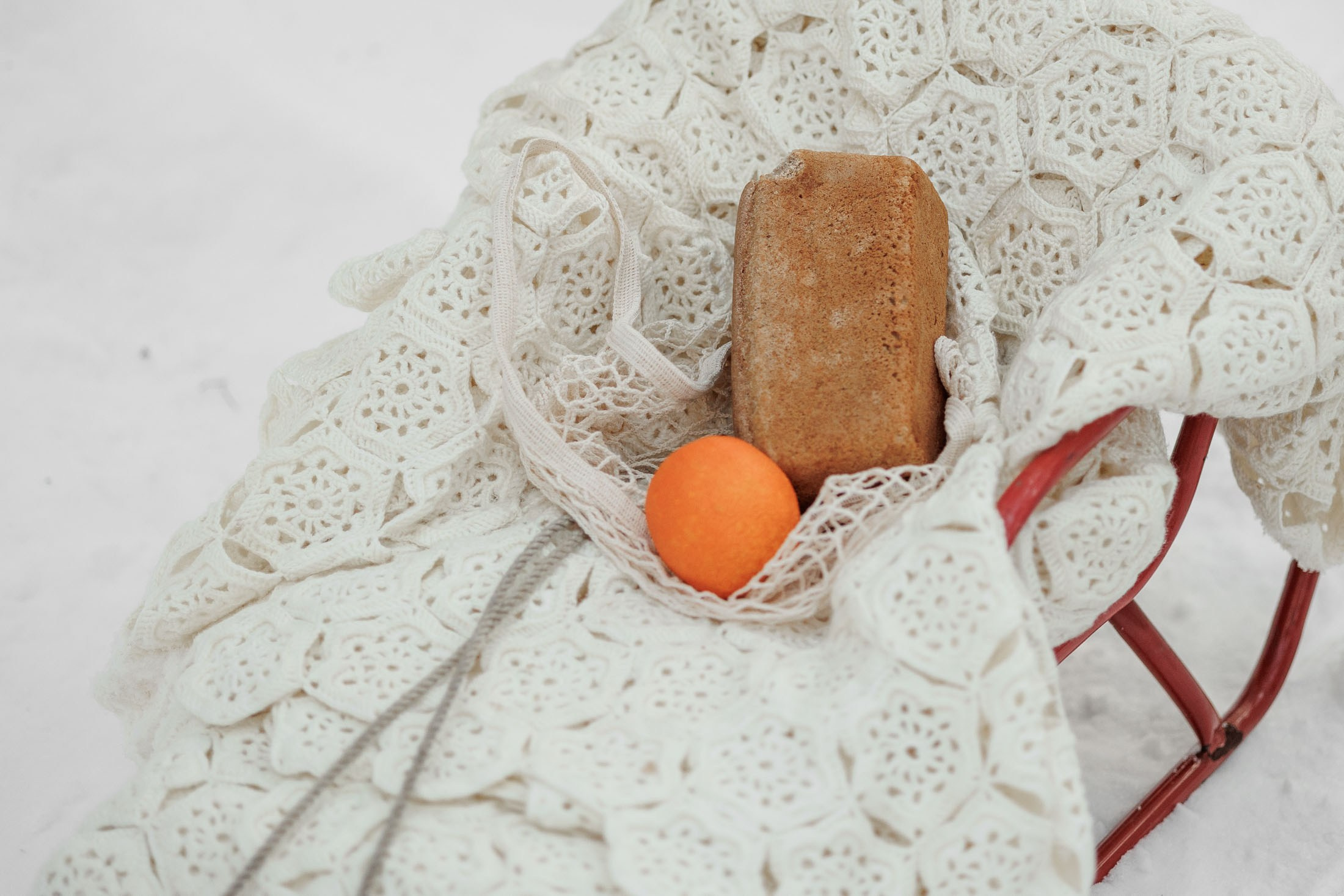 зимняя детская фотосессия в&nbsp;стиле советского времени. Маленькая девочка одета в&nbsp;шубу, валенки и&nbsp;пуховый платок